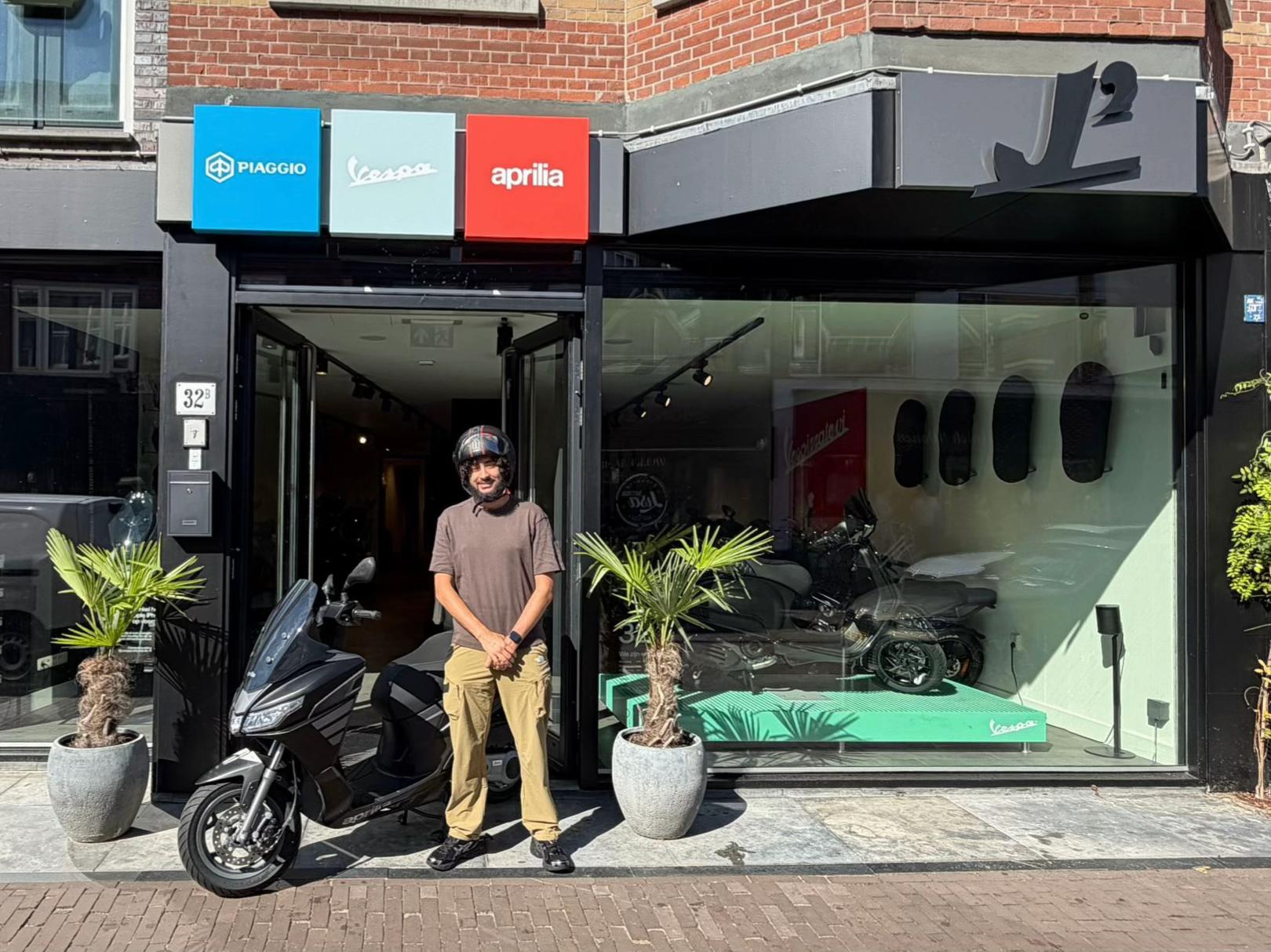 @J2 Scooters & Motoren