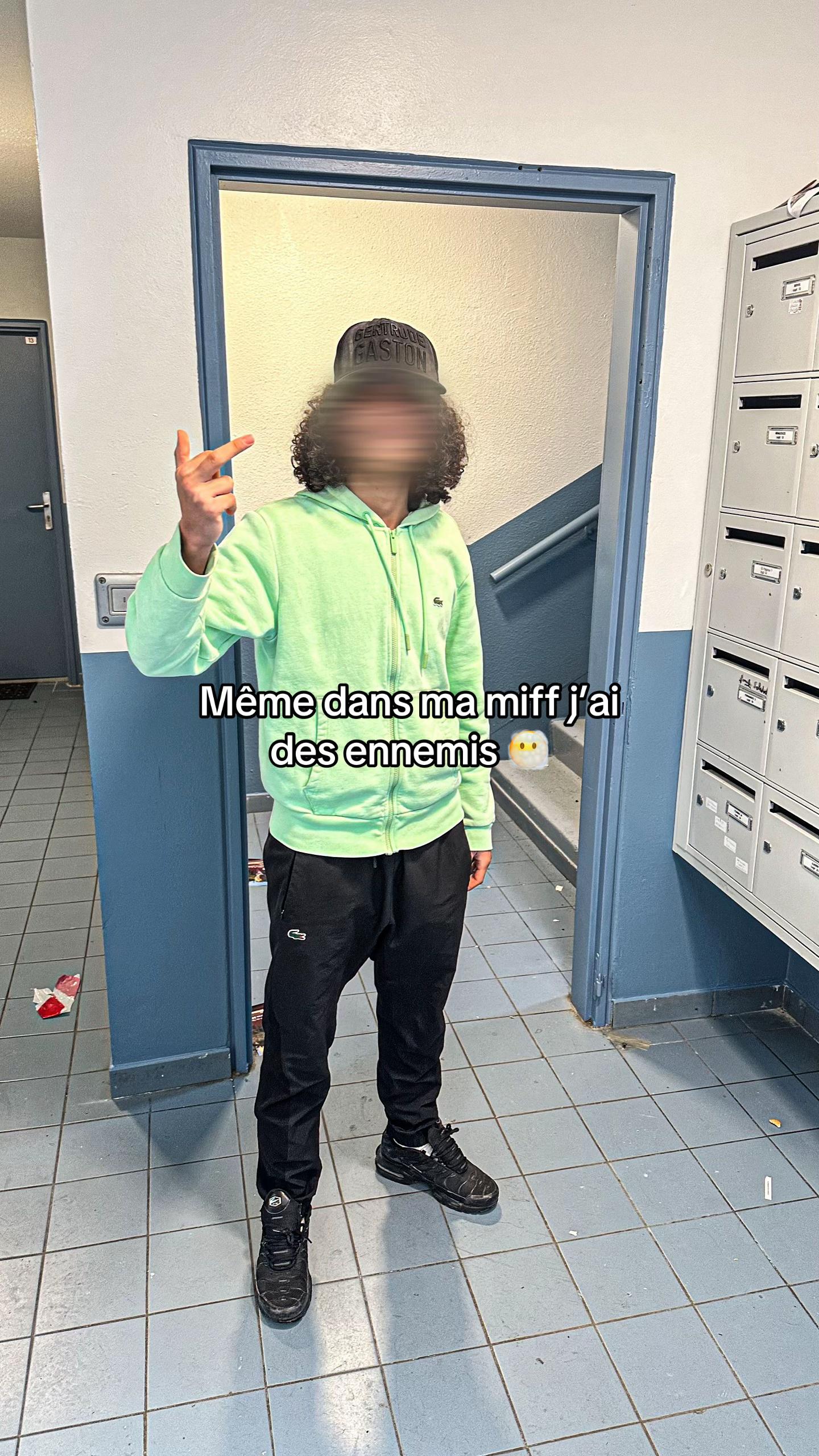 @👤
