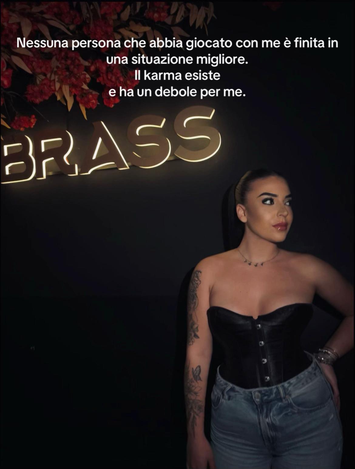 @𝑬