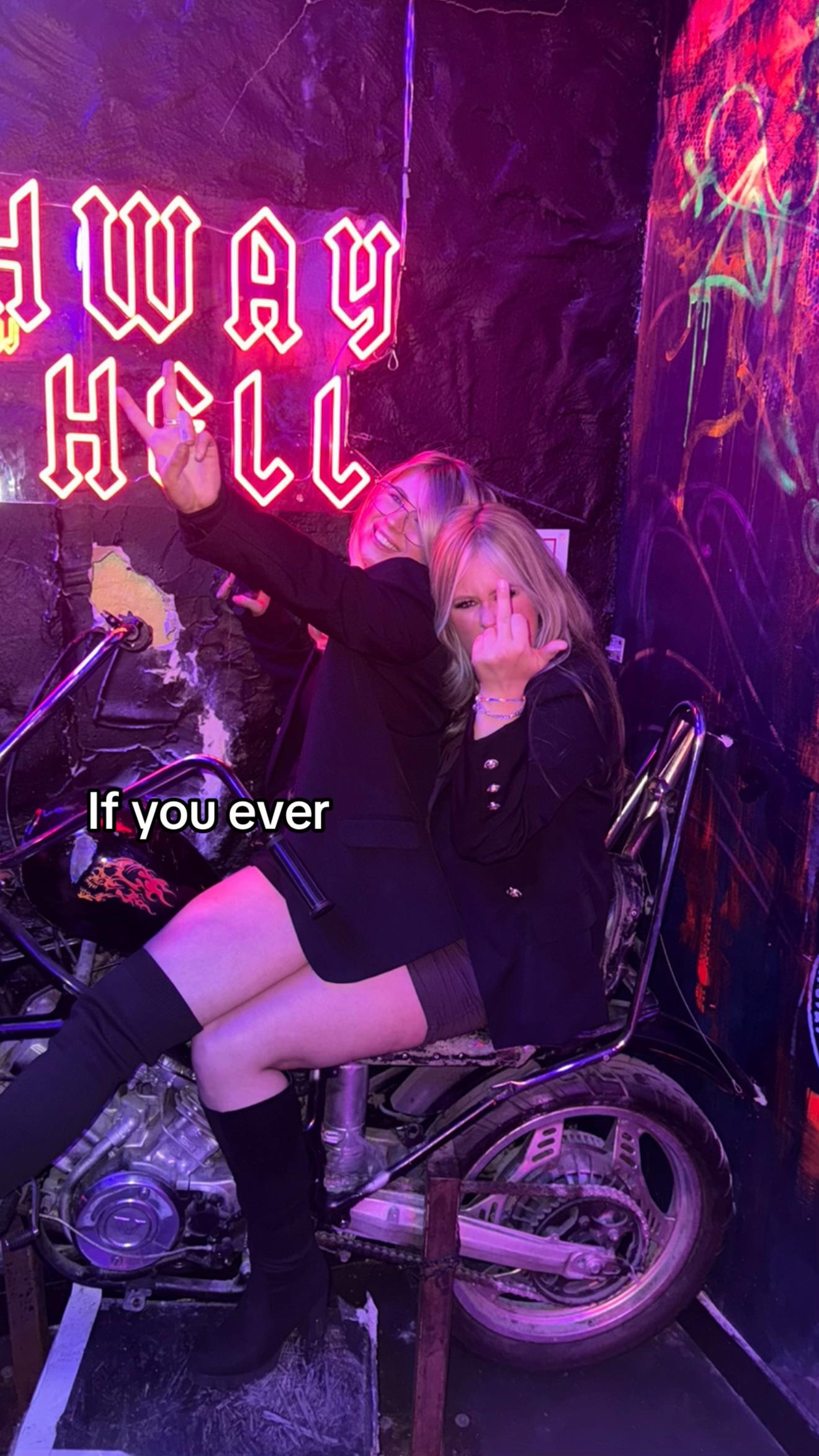 @izzyevans_