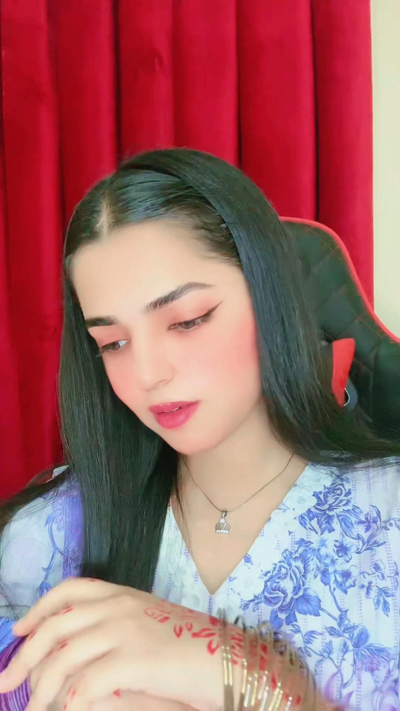@👑 𝑸𝑼𝜠𝜠𝑵 𝑮 👑