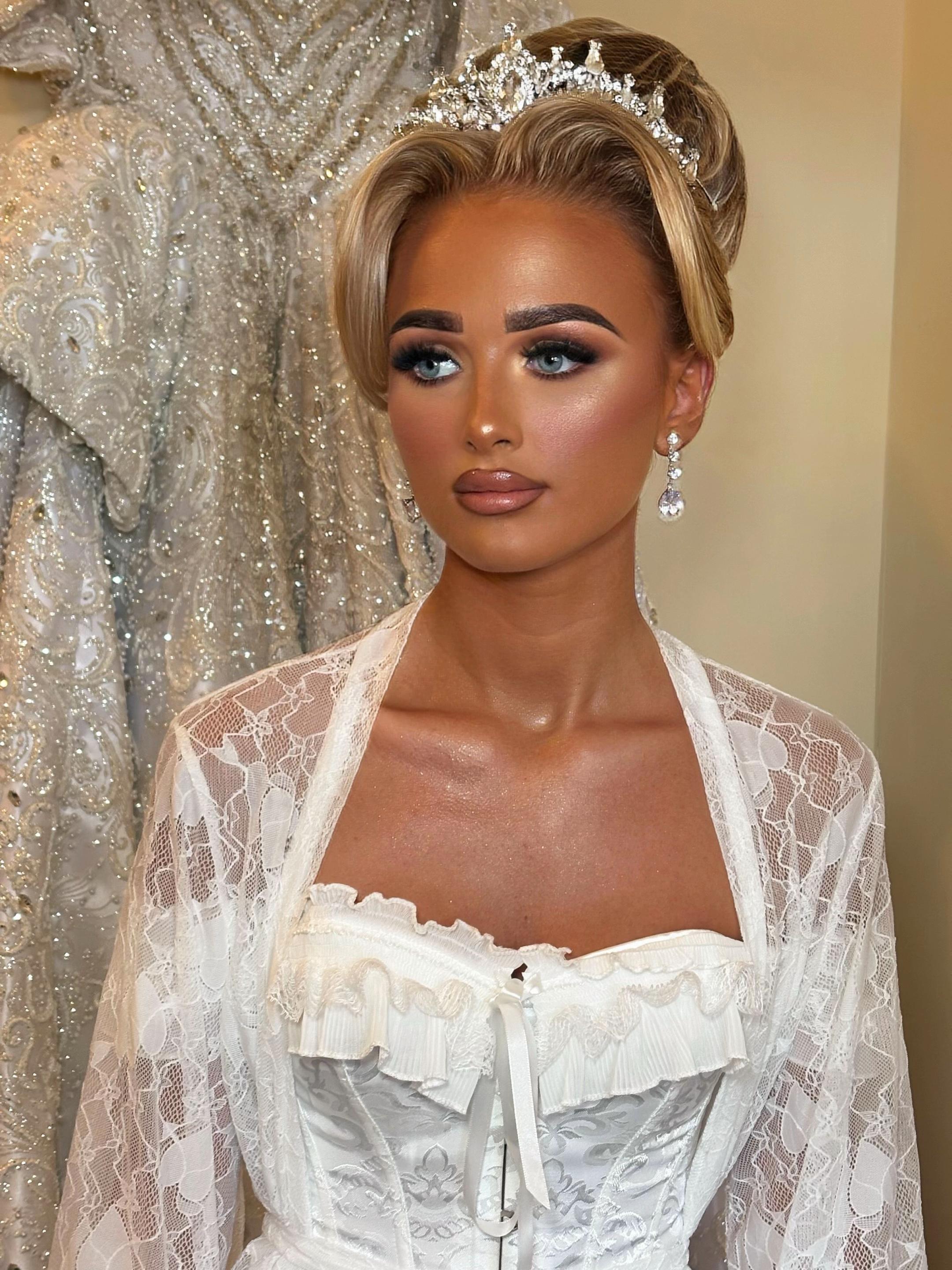 @MAKEUPBYSHOLAA