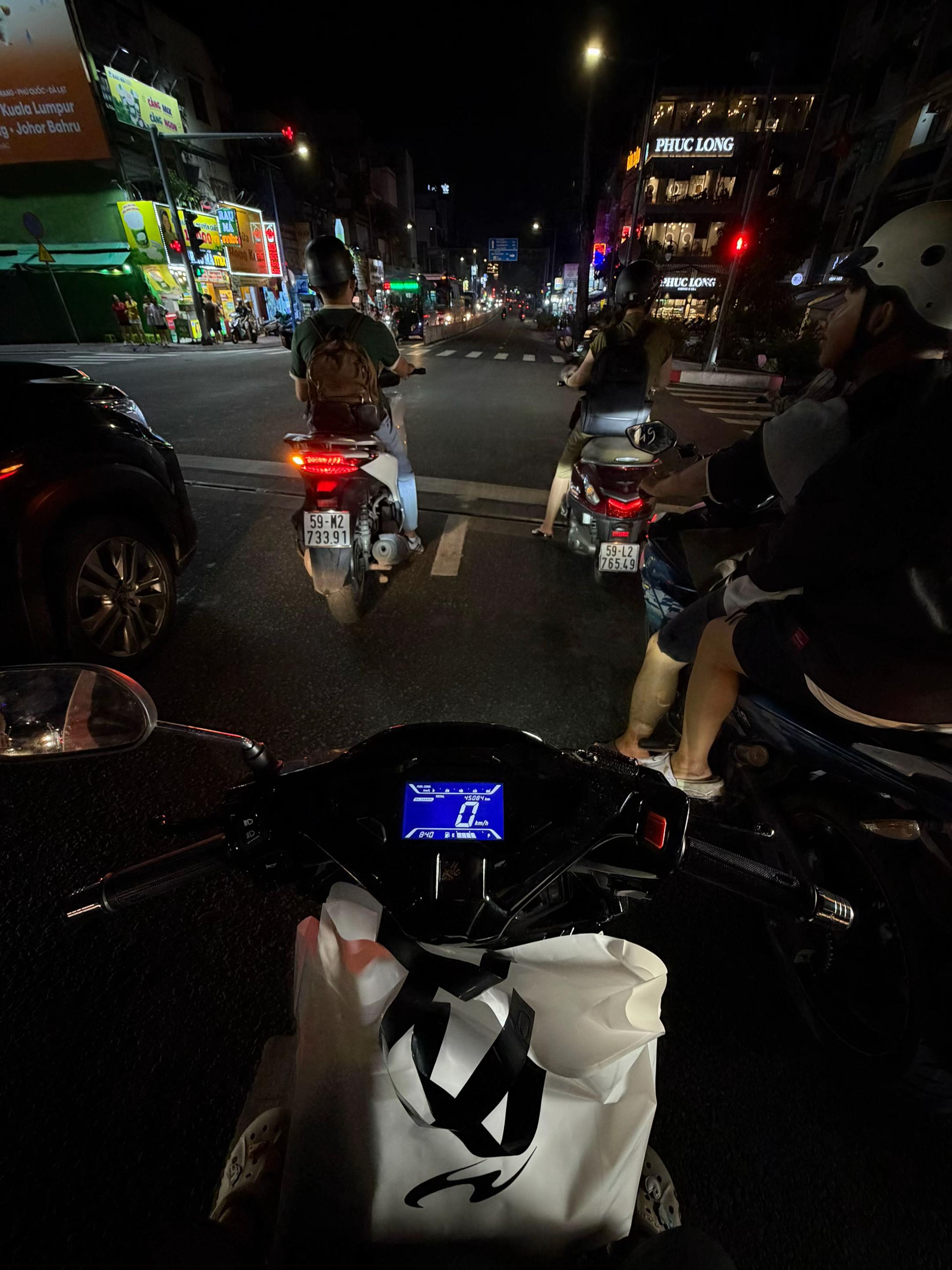@Trung chứ ai