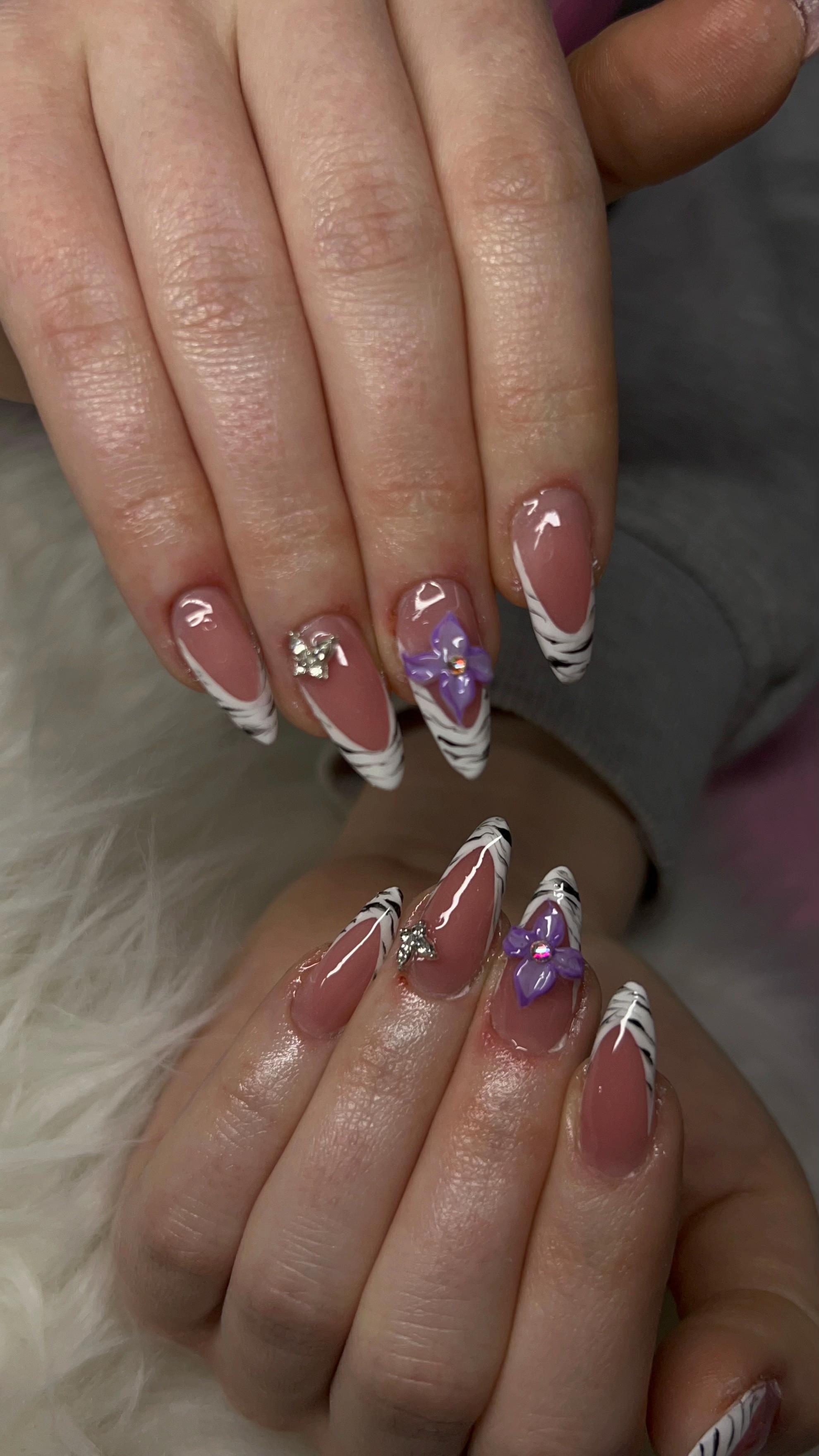 @Nails_vil&aacute;g