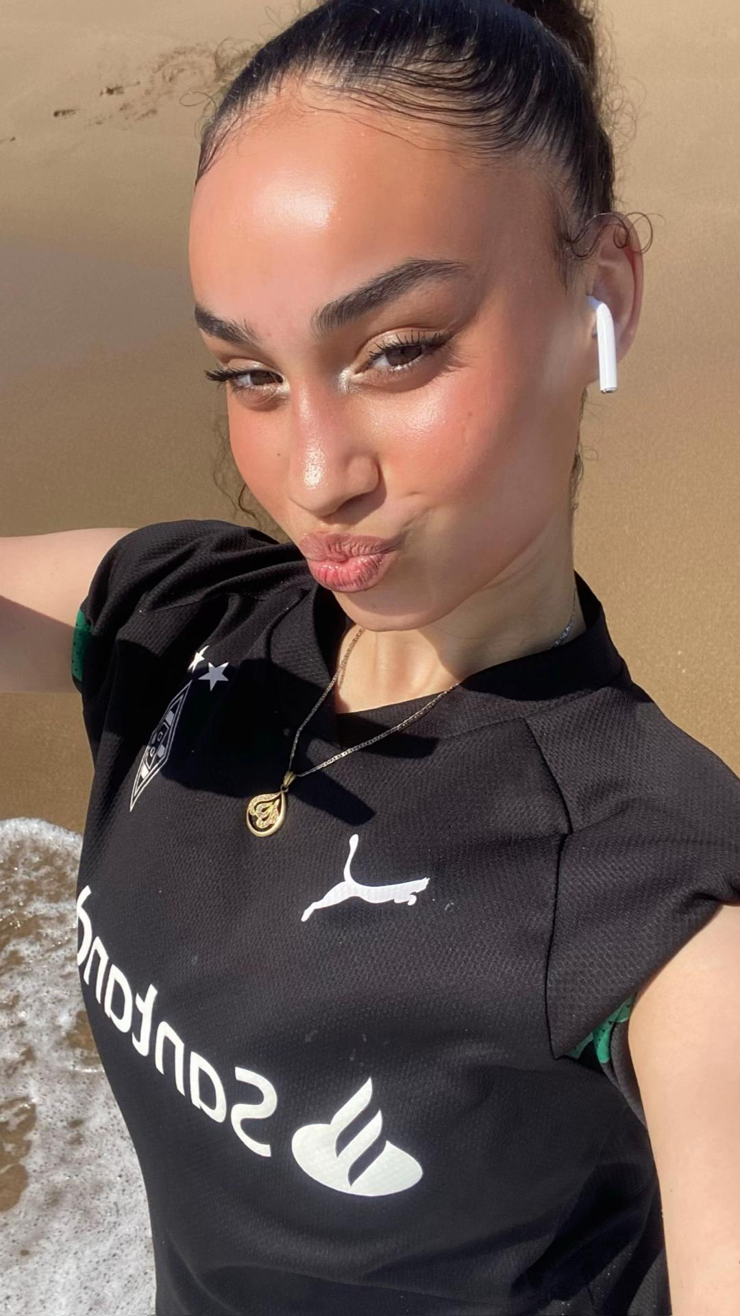 @jihanee&lsquo;🌺🥥🍉