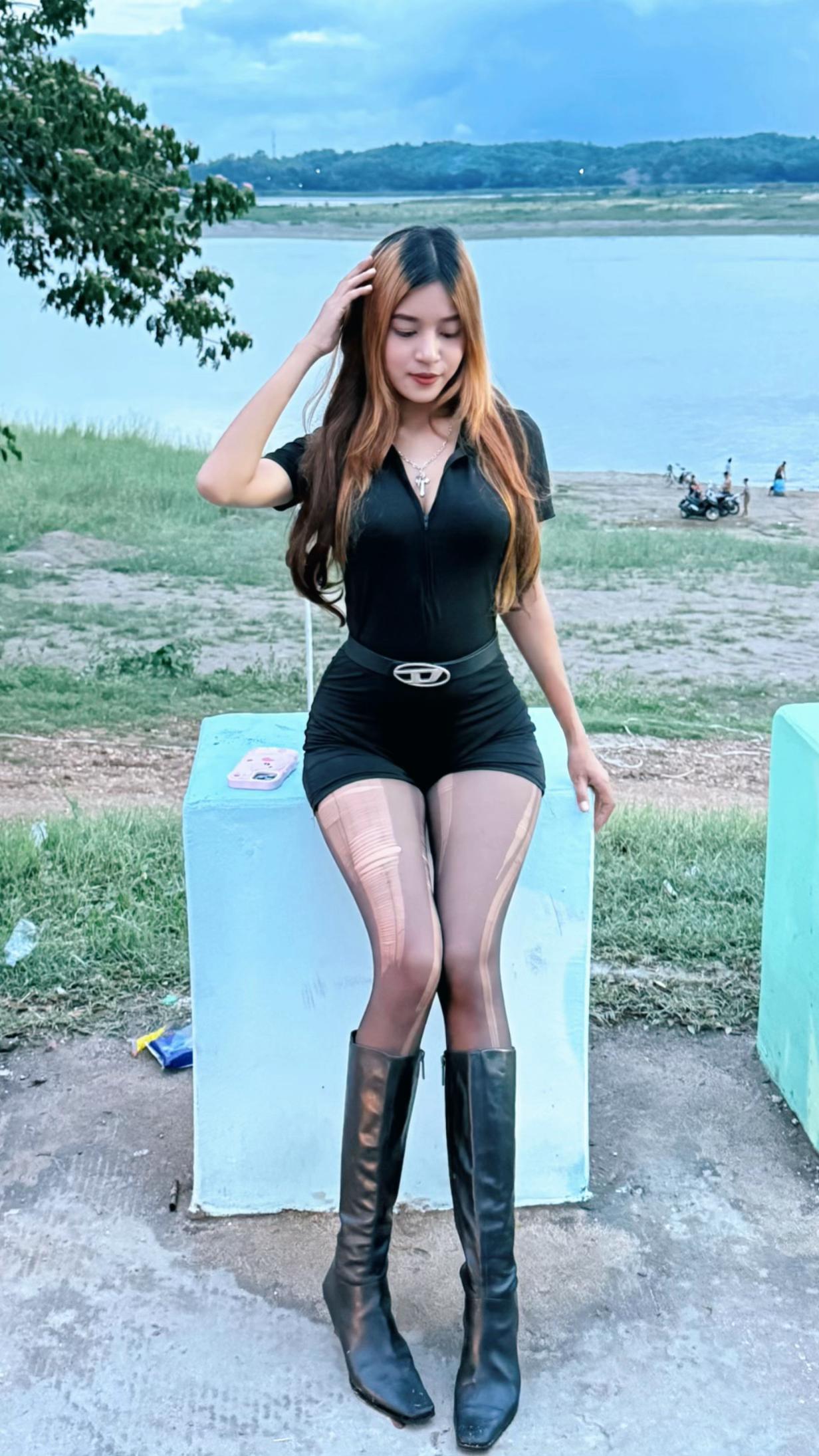 @Moe Yu Ya ( Hla Gyi )