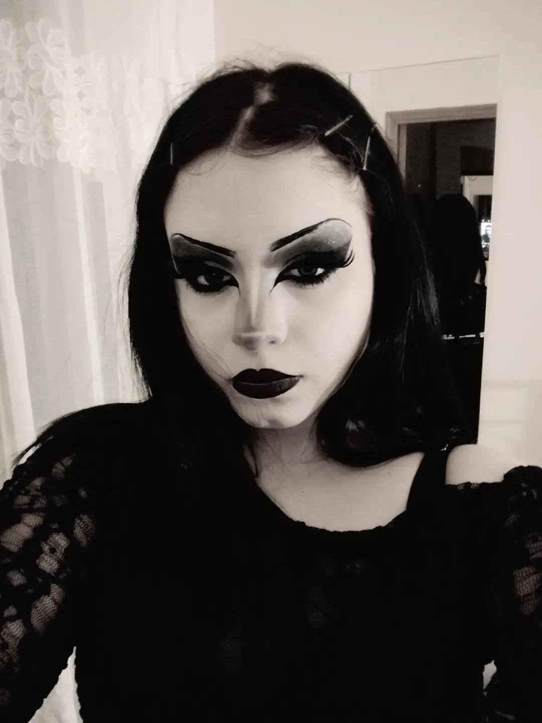 @lilly ✟☠︎︎