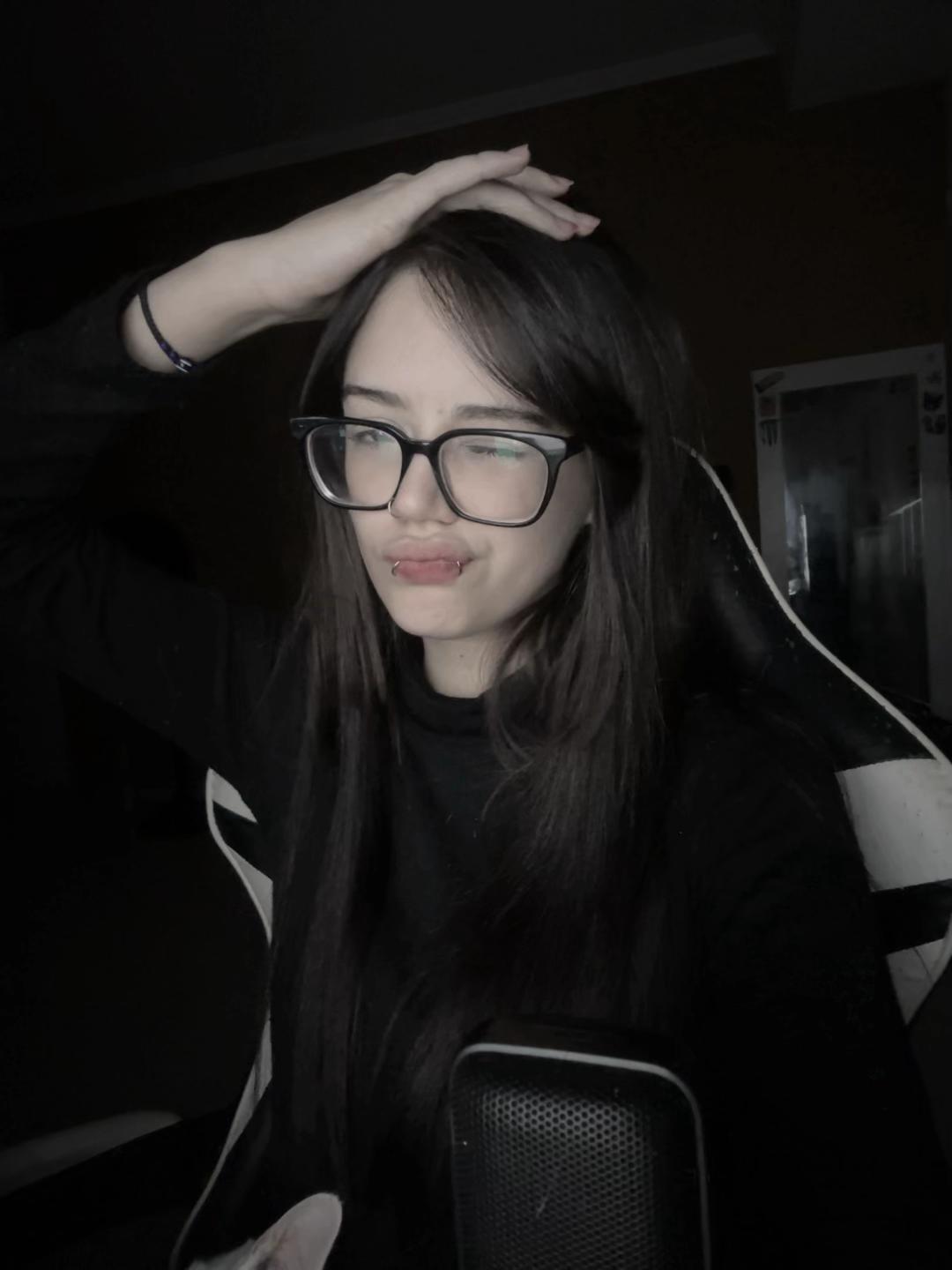 @twitch.tv/fruttinhaa