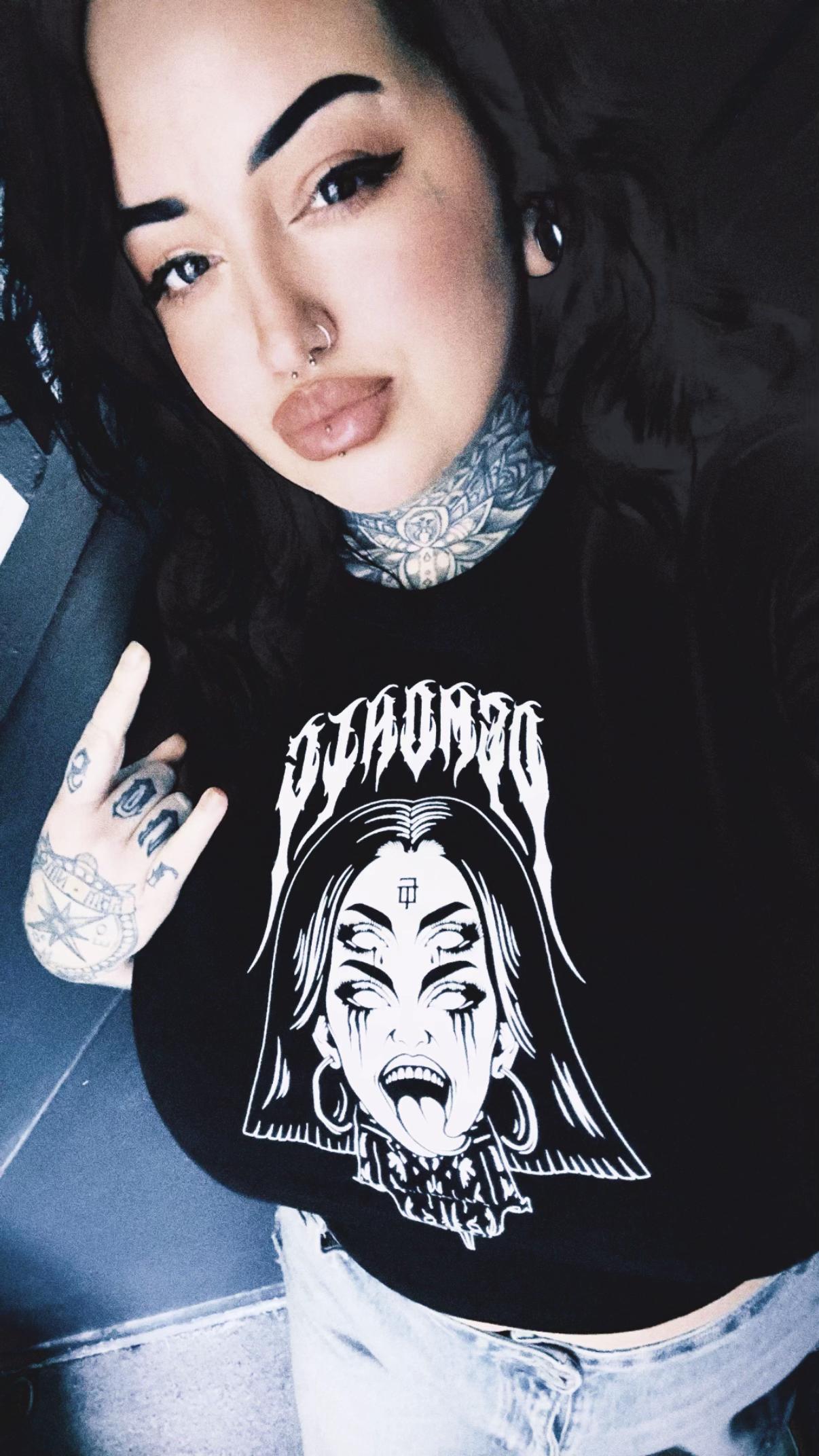 @carly_laydeeC 🎃 🖤 🤠