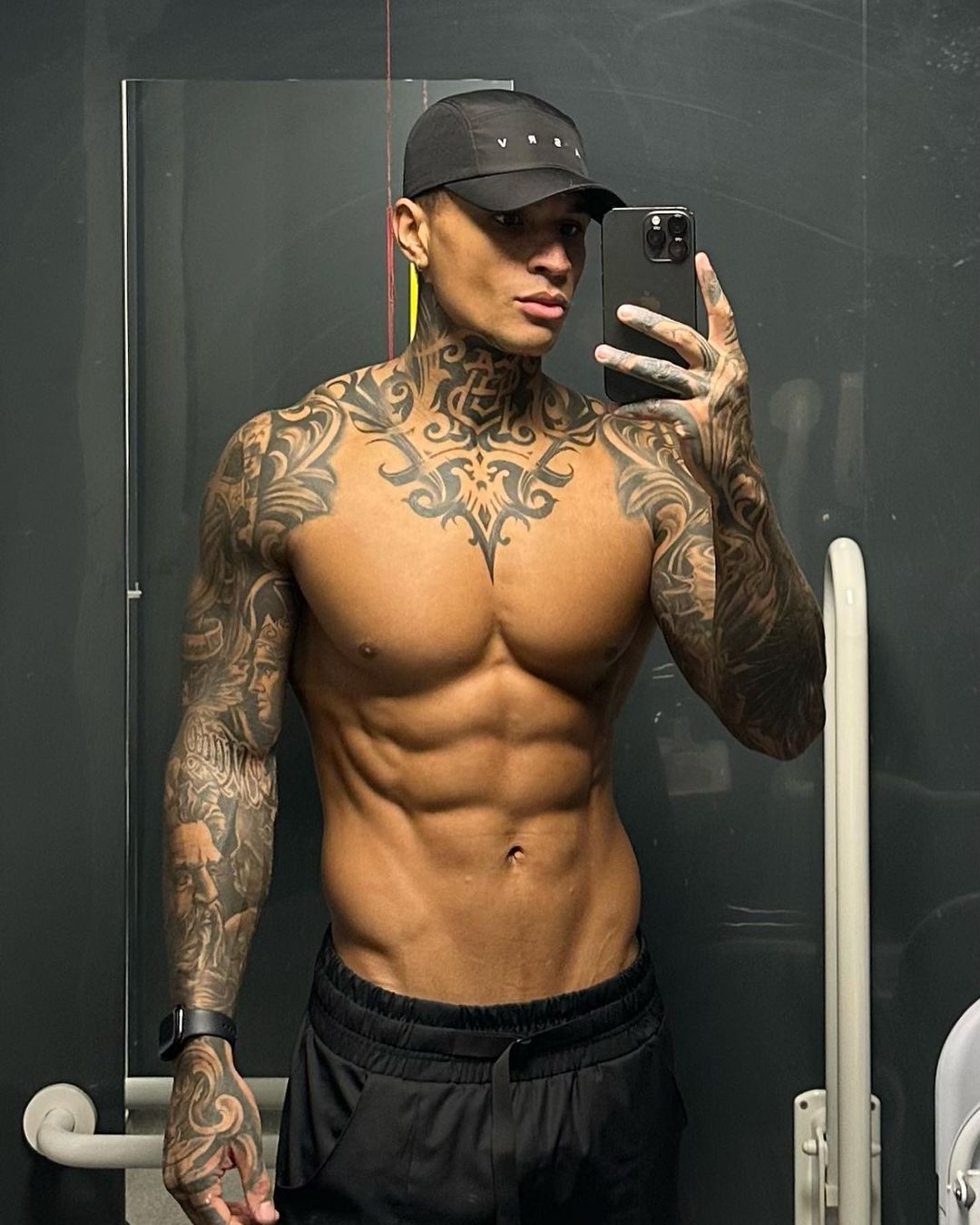 @Hot_b0ys.