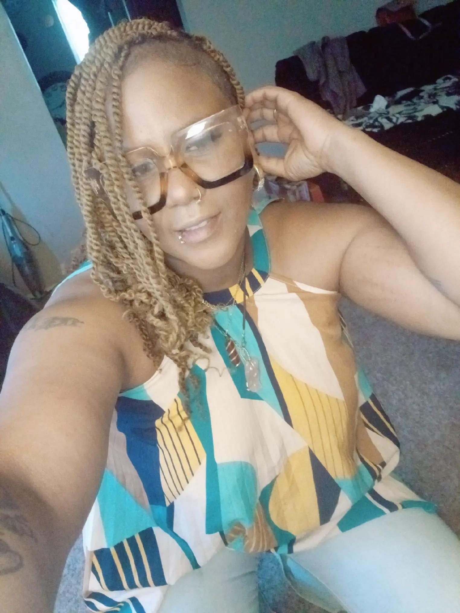 @(THE PRETTY PLUG ) UNEEK