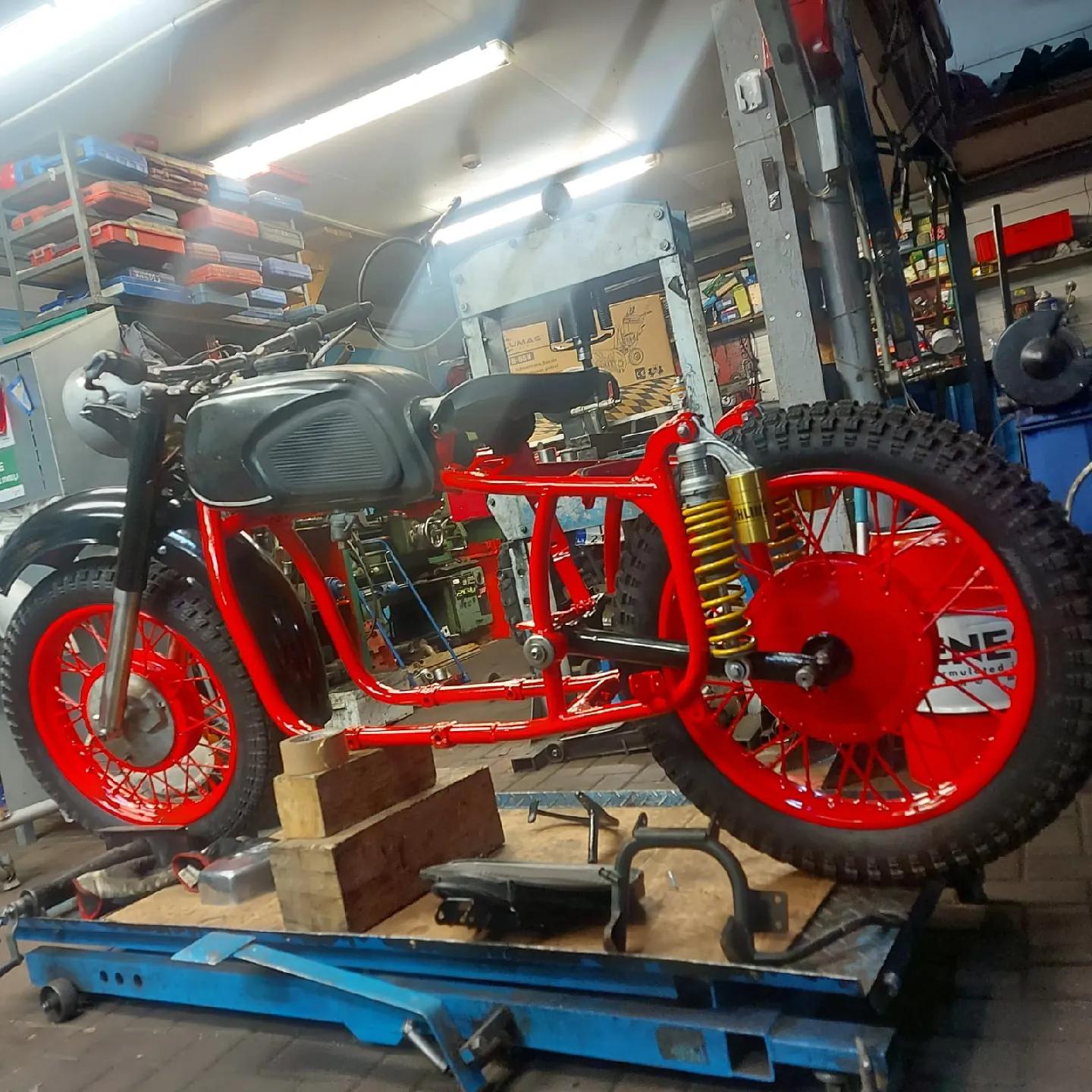 @TRĪS RATI Retro moto Ogre