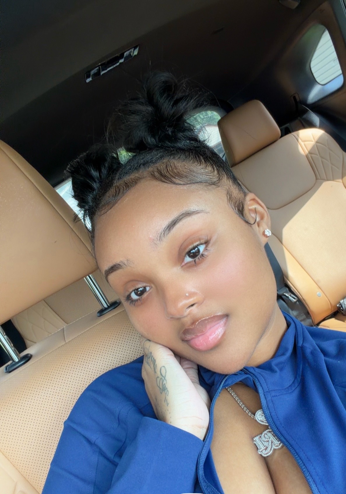 @Ari Wright | Hairstylist