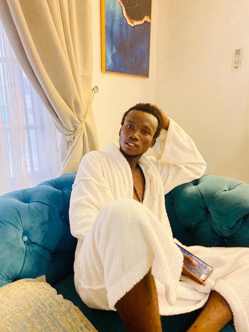 @SUNNY ADE 🥀🤍📸..