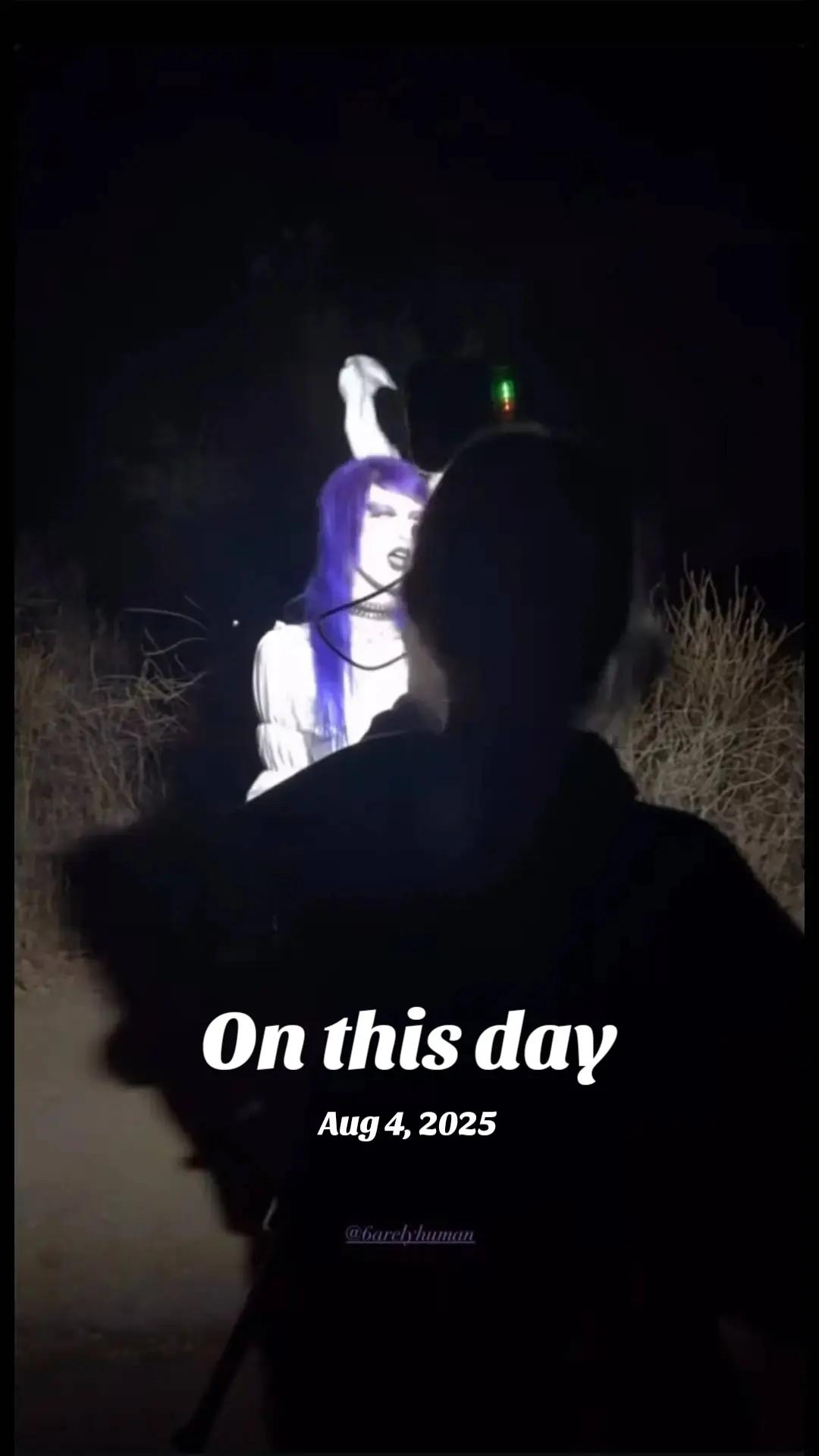 @6arelyfamous