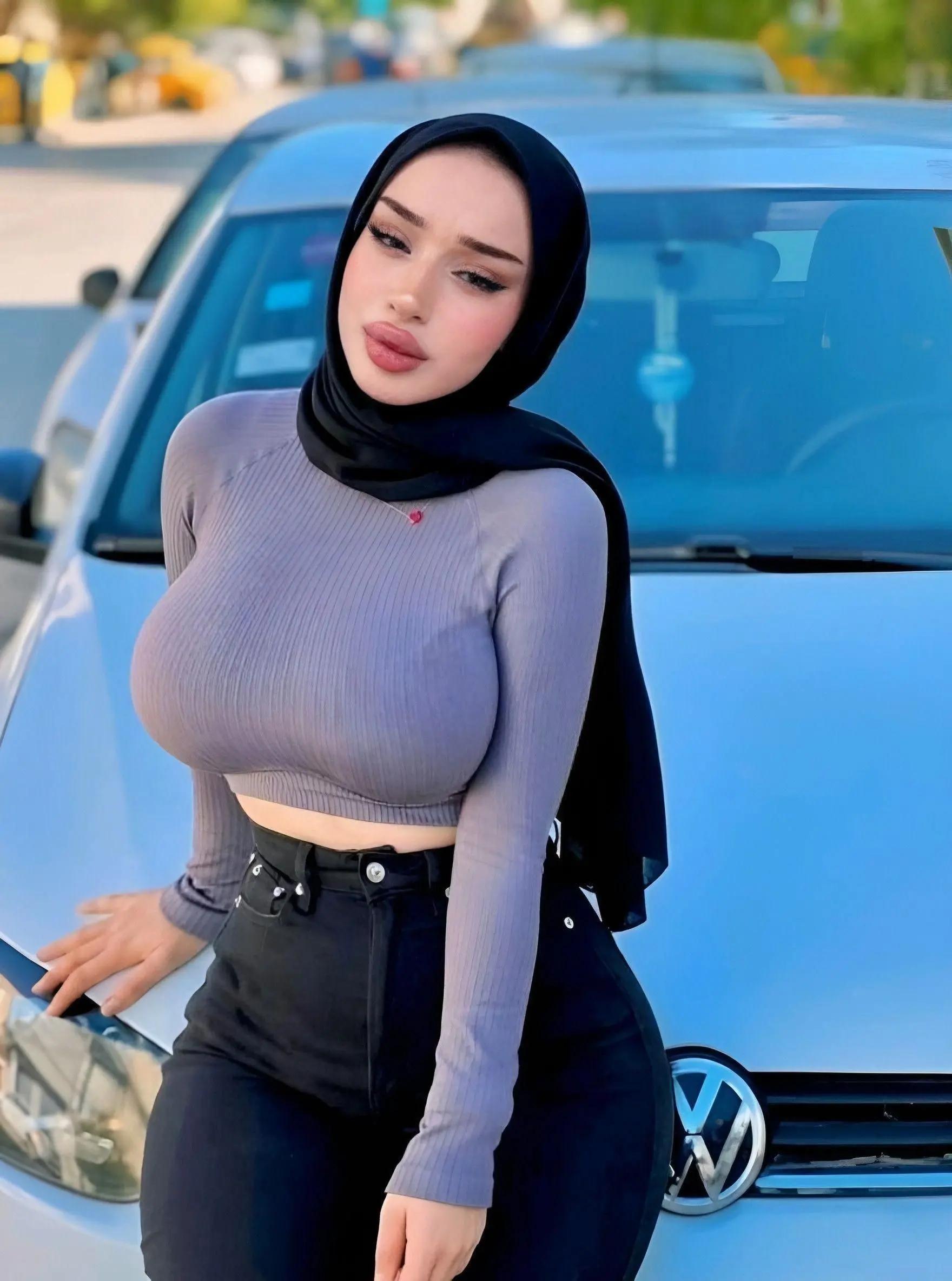 @Yourqueenrourou
