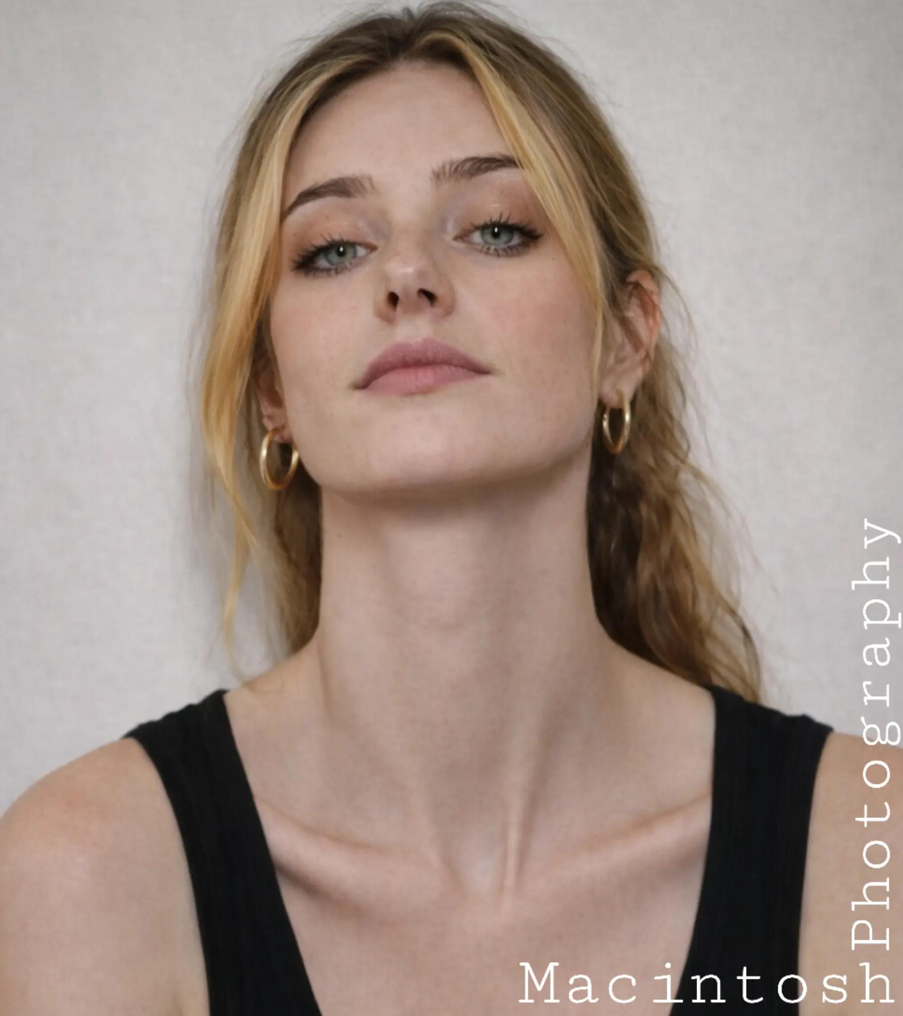 @Female_Neck_Appreciation