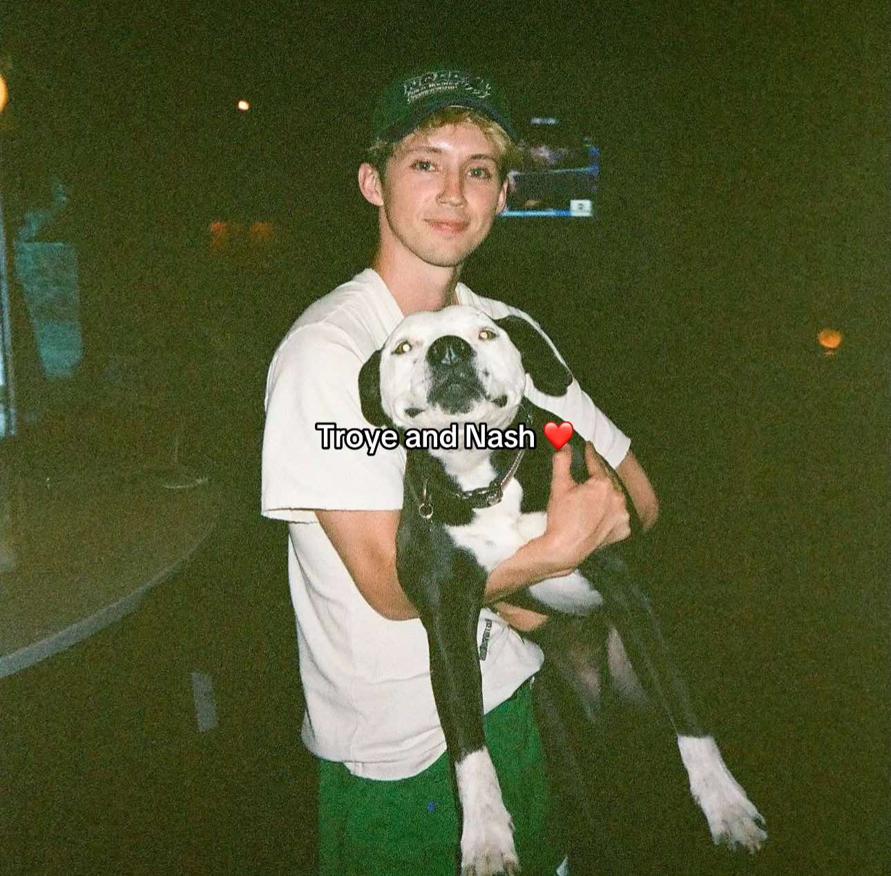 @🦦
