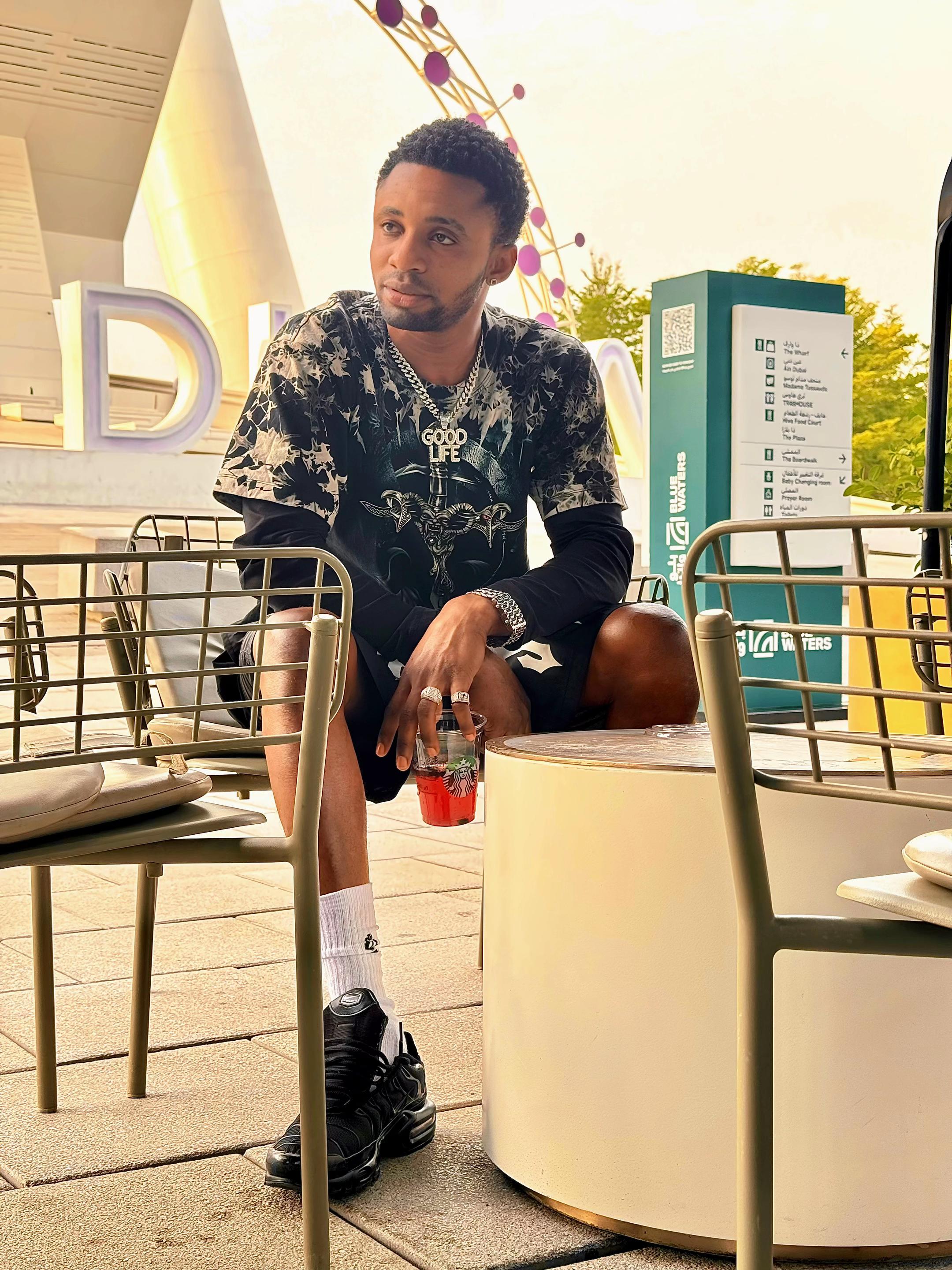 @🦅