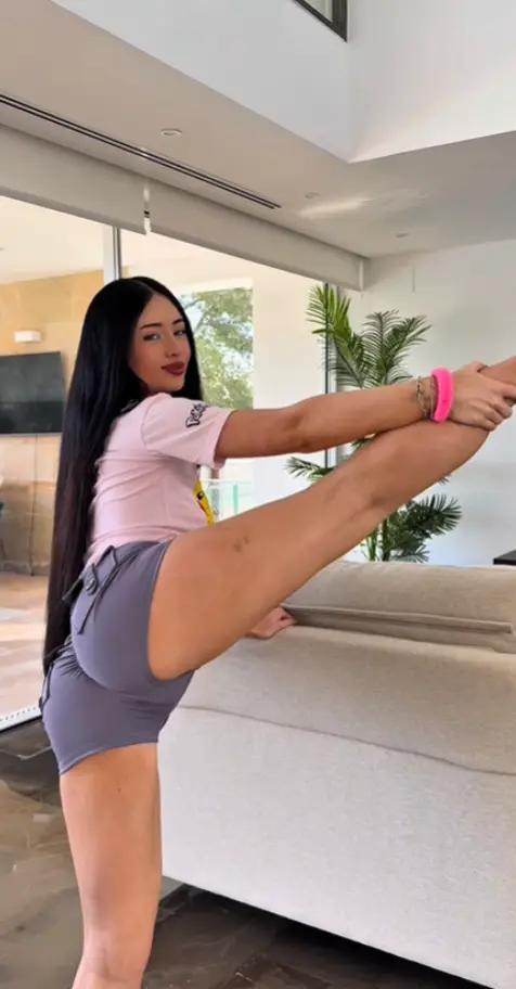 @lillyabella