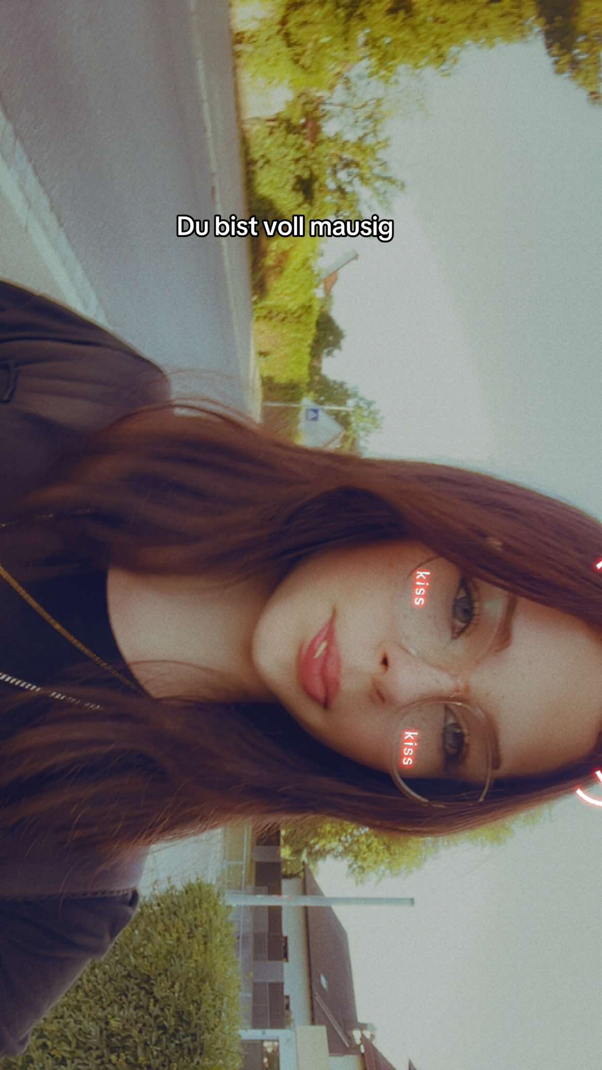 @~M