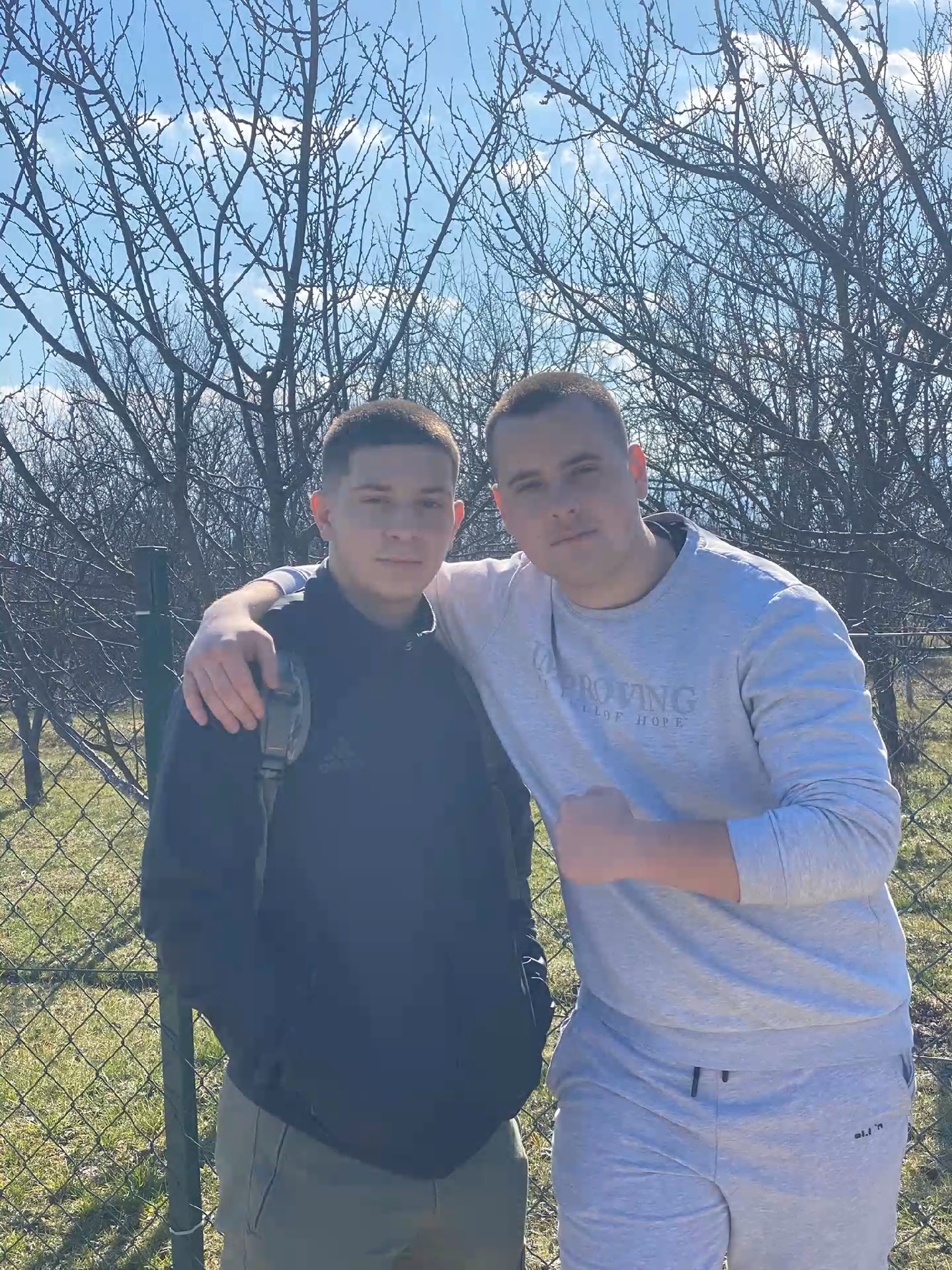 @🦍