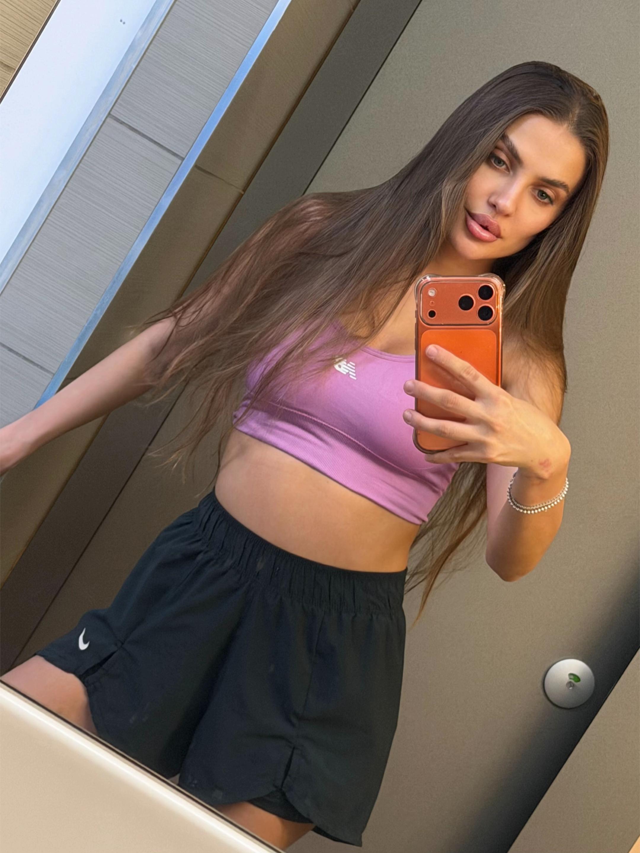 @Ella_001