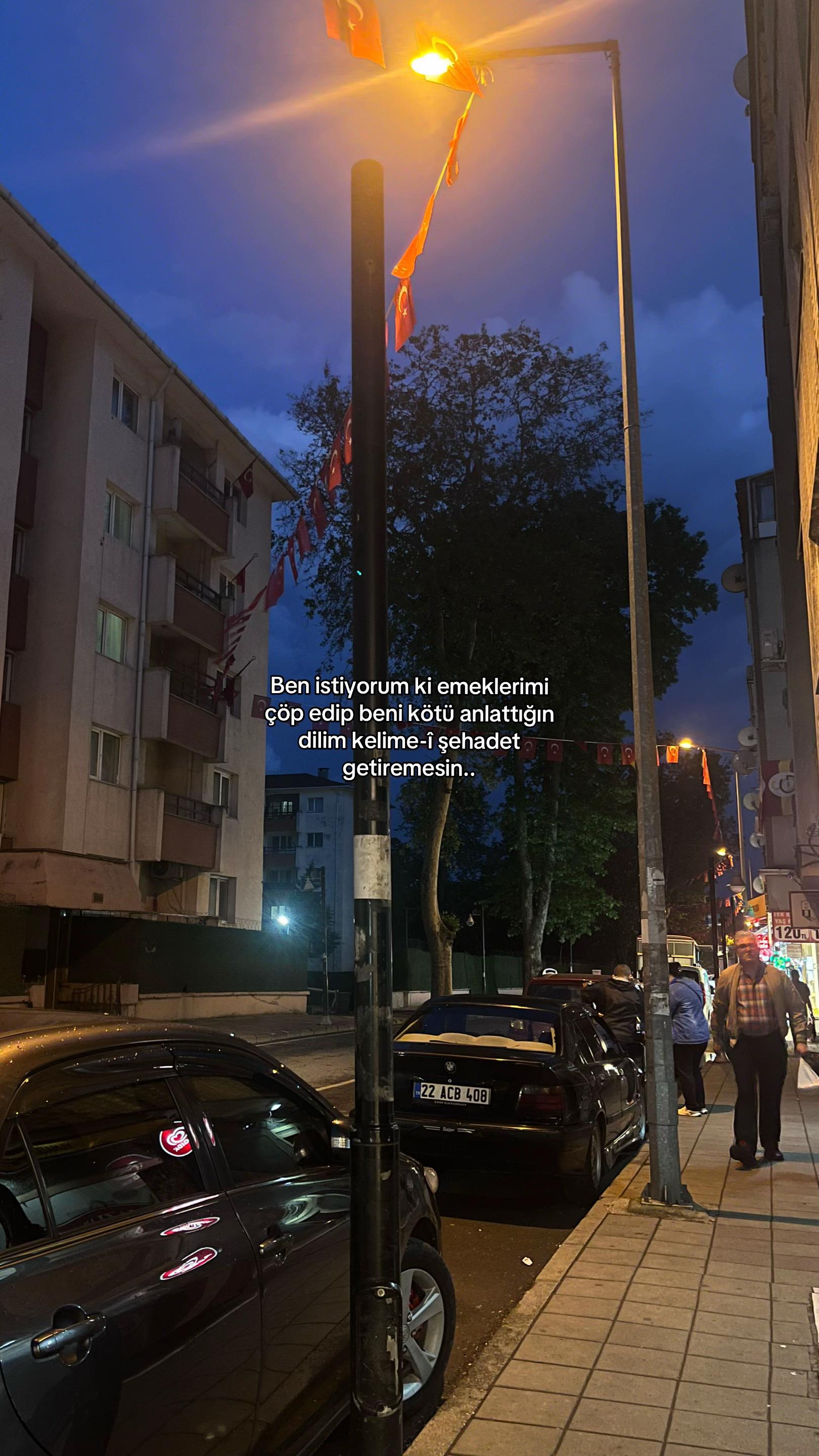 @𝐄.