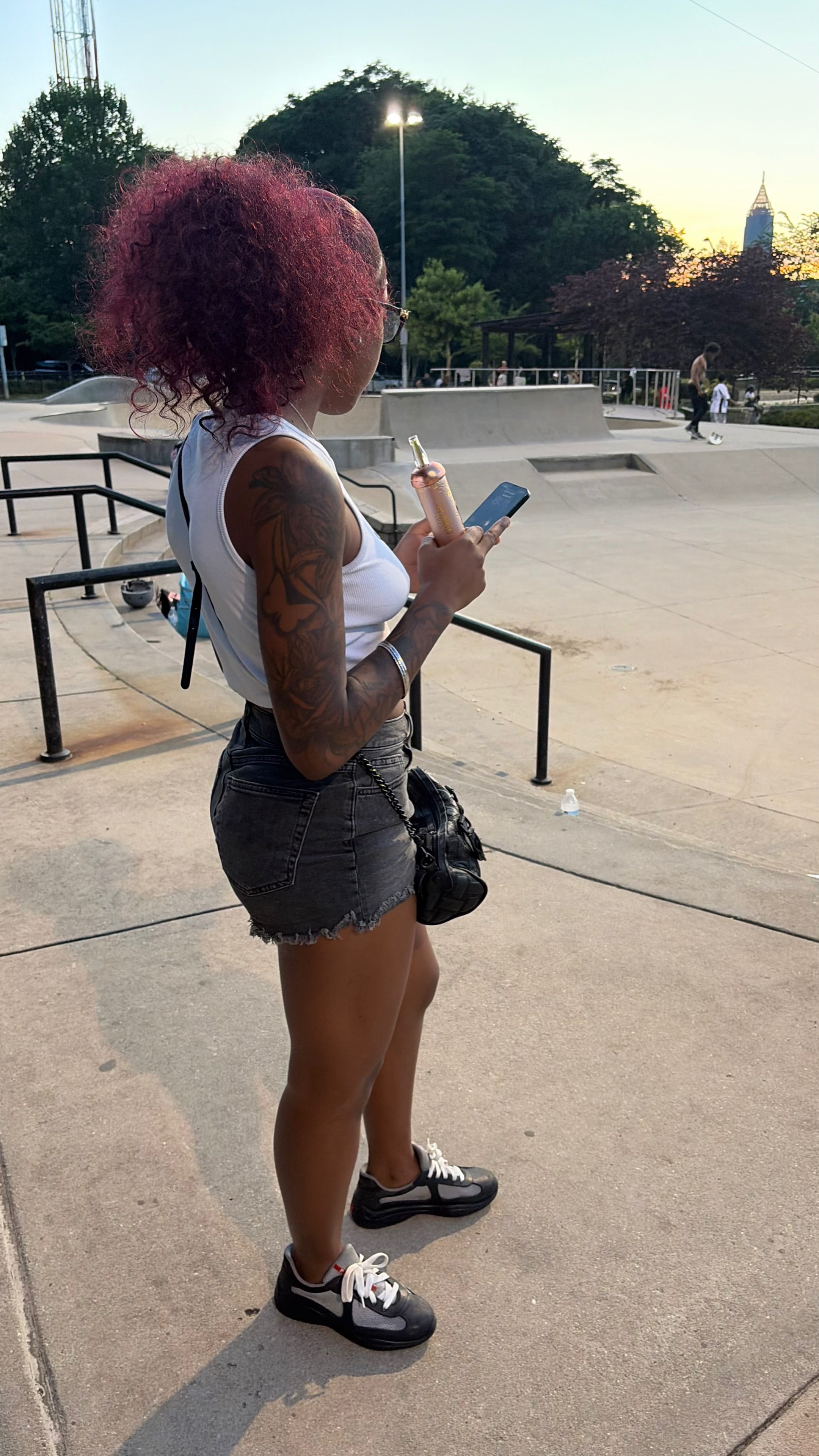 @👩🏾&zwj;❤️&zwj;💋&zwj;👩🏽