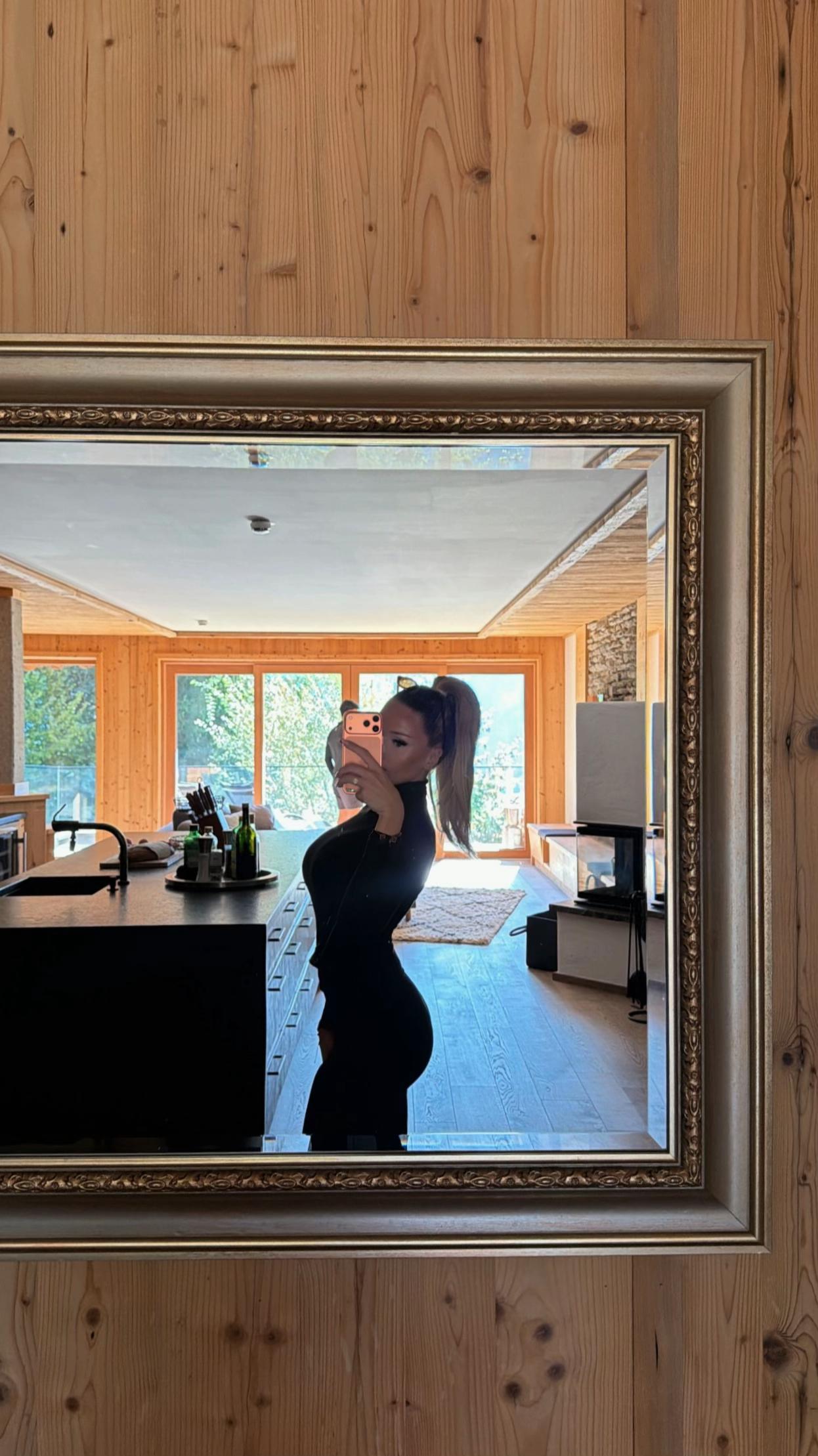 @ℳ𝑜𝓃𝒾𝓆𝓊𝑒