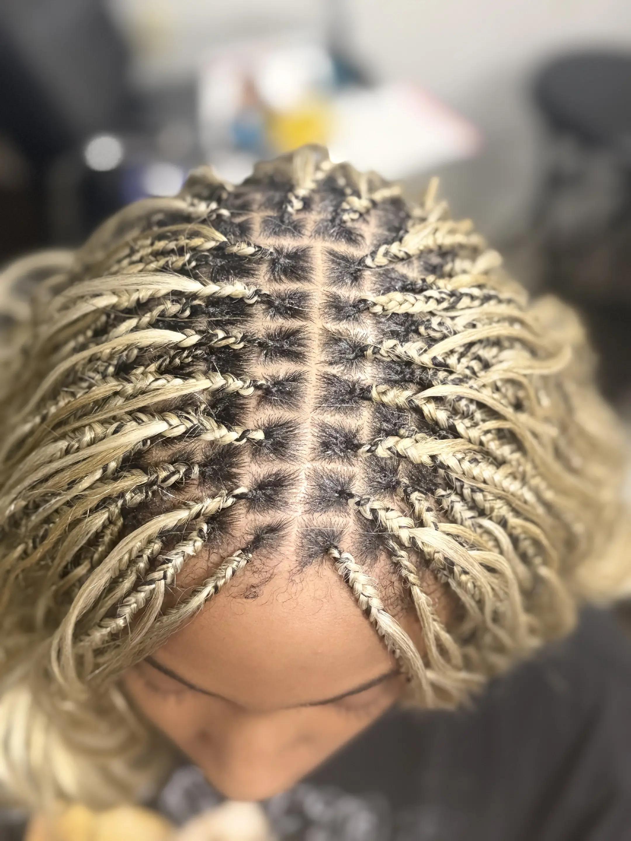 @African beauty of braiding