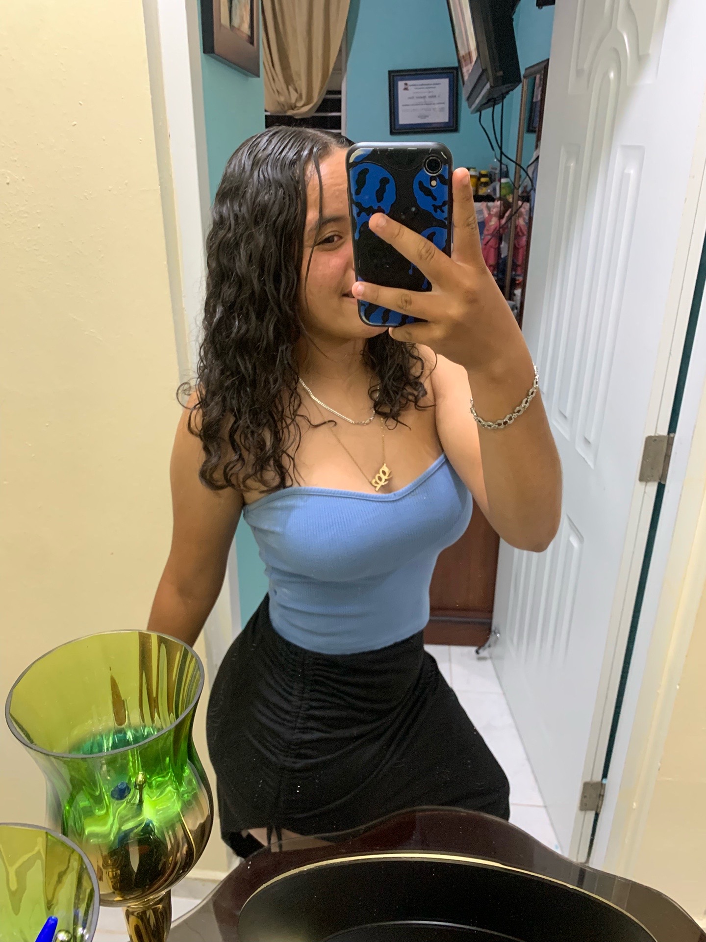 @🧍🏻&zwj;♀️👸🏻