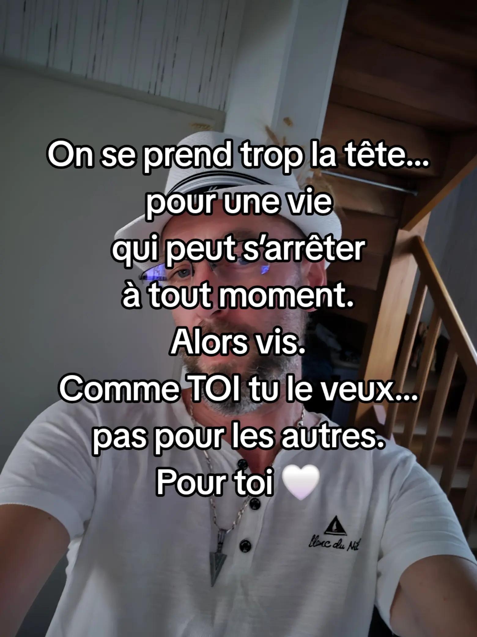 @un homme debout