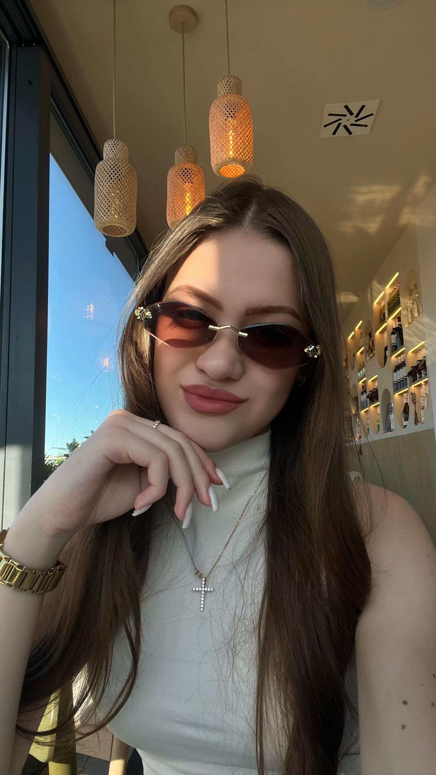 @брюнеточка