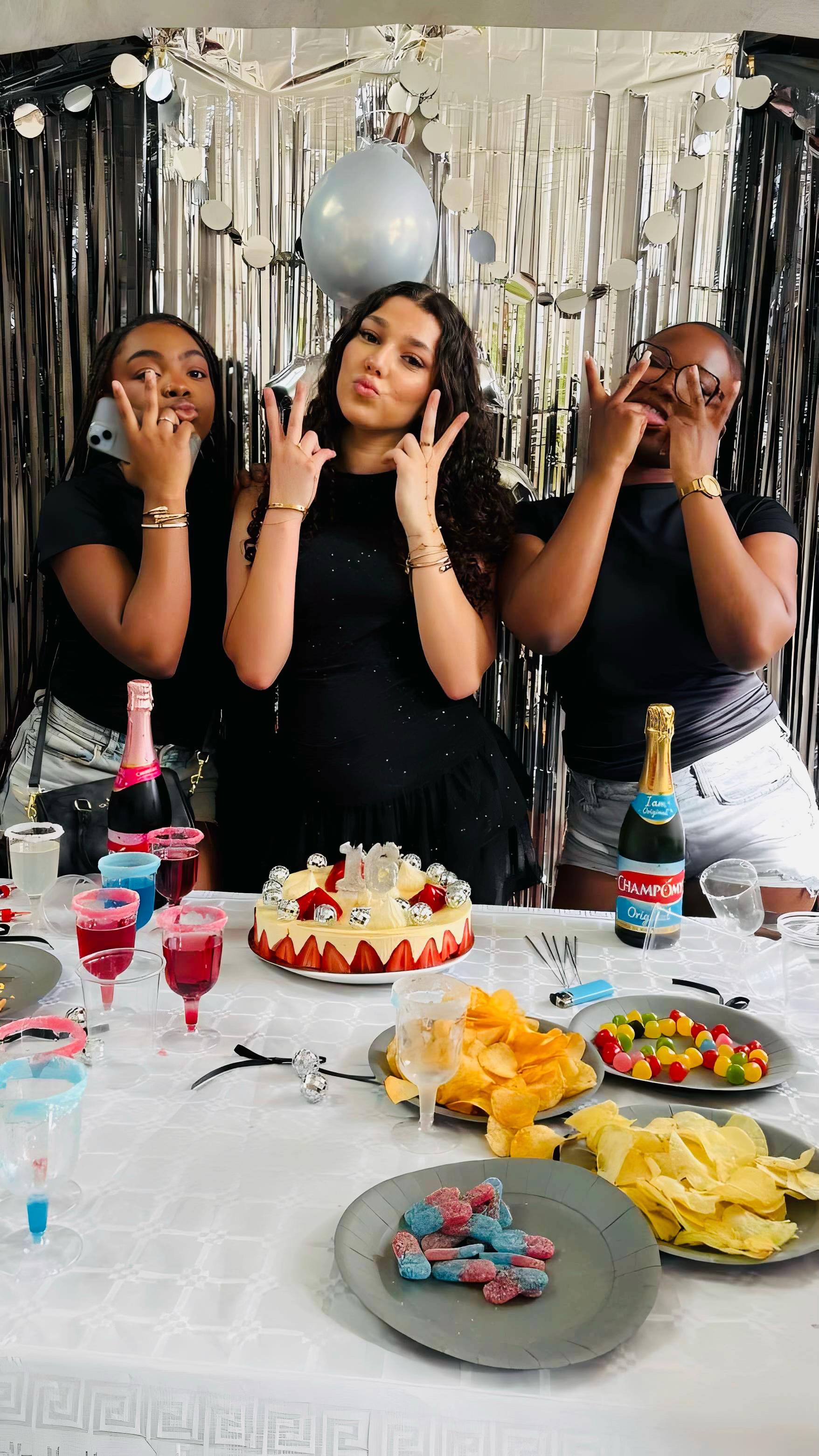 @𝐅𝐚𝐧𝐧𝐲🥂