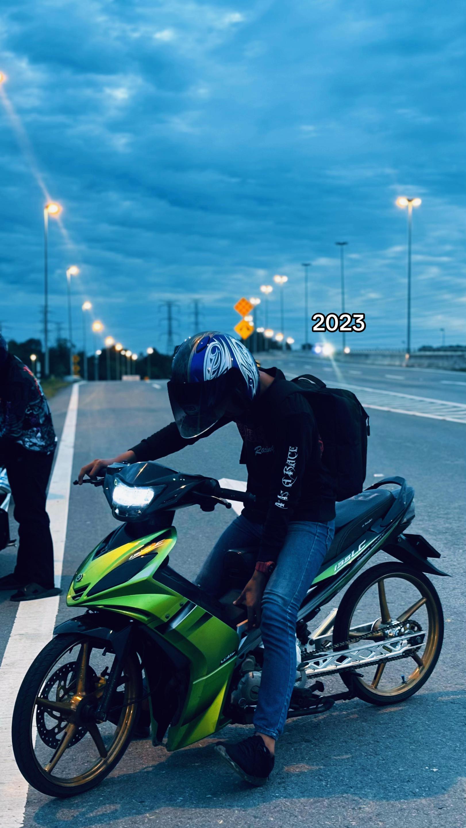 @𝒯