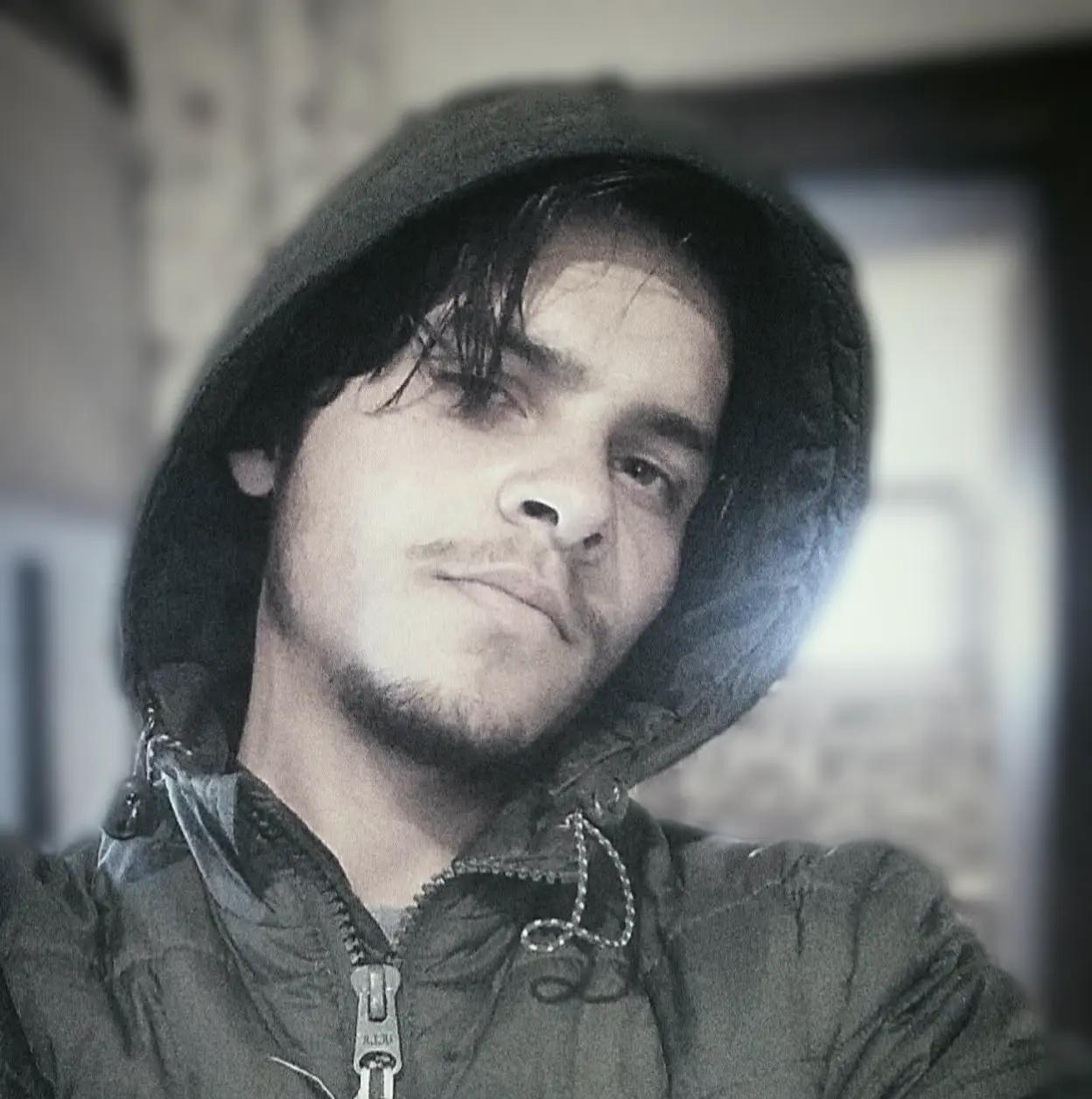 @MR. AWAIS🎤🎻🎧🎸