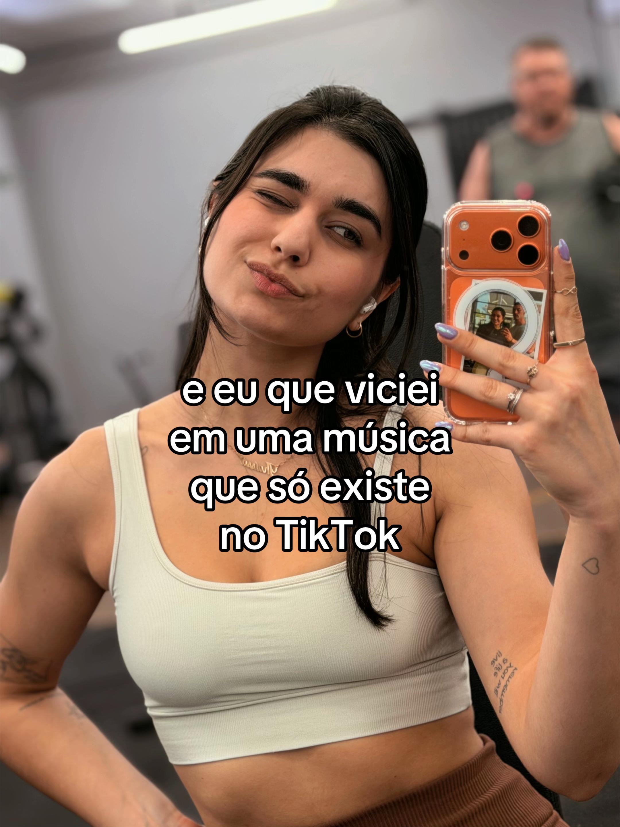 @thaissagelinger