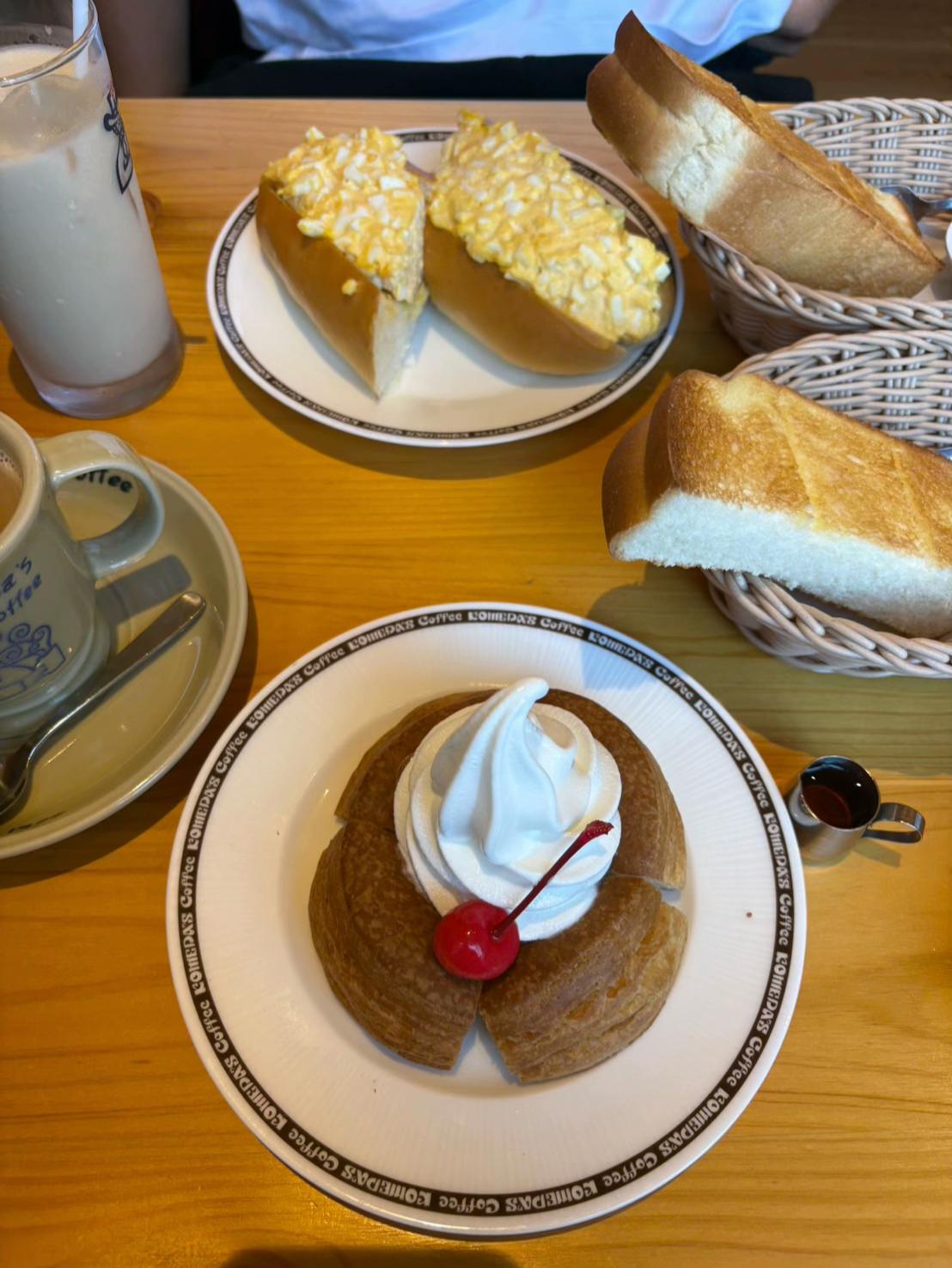 @しの