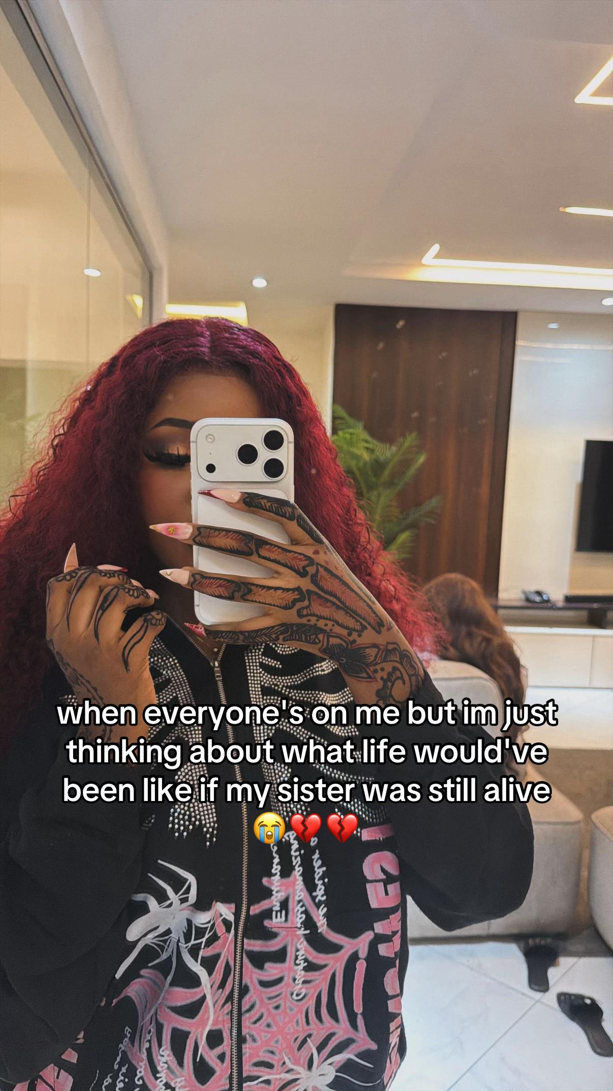 @Ella🖤
