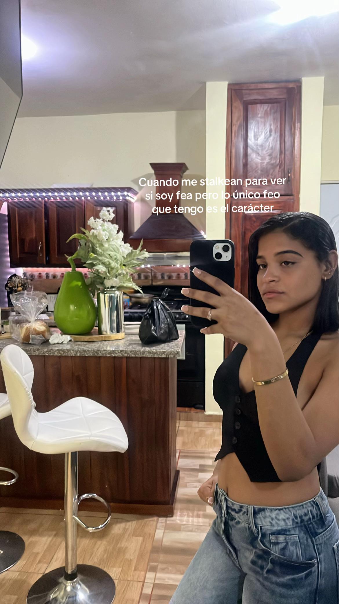 @🧍🏽&zwj;♀️