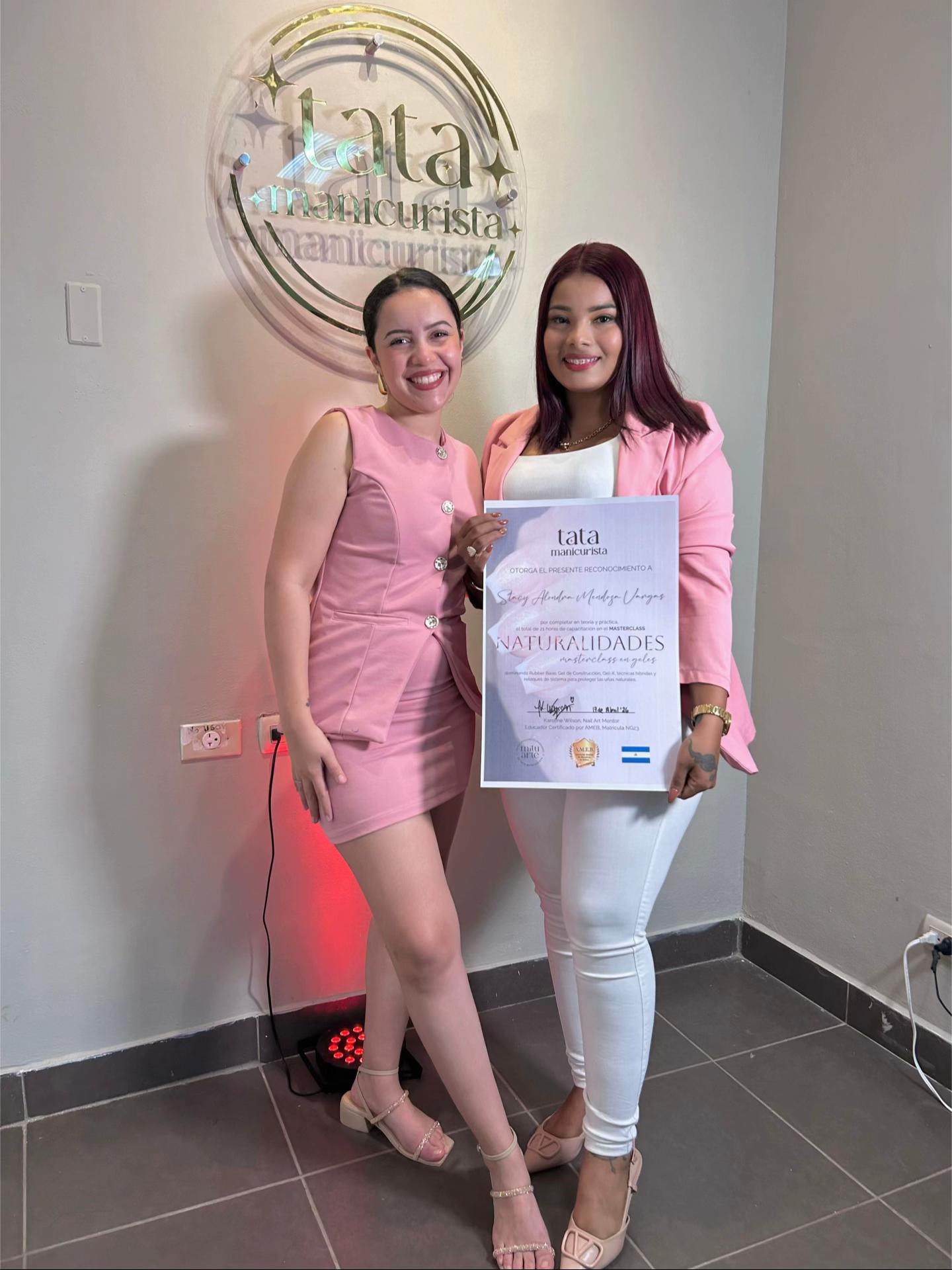 @Stacy Mendoza / Manicurista
