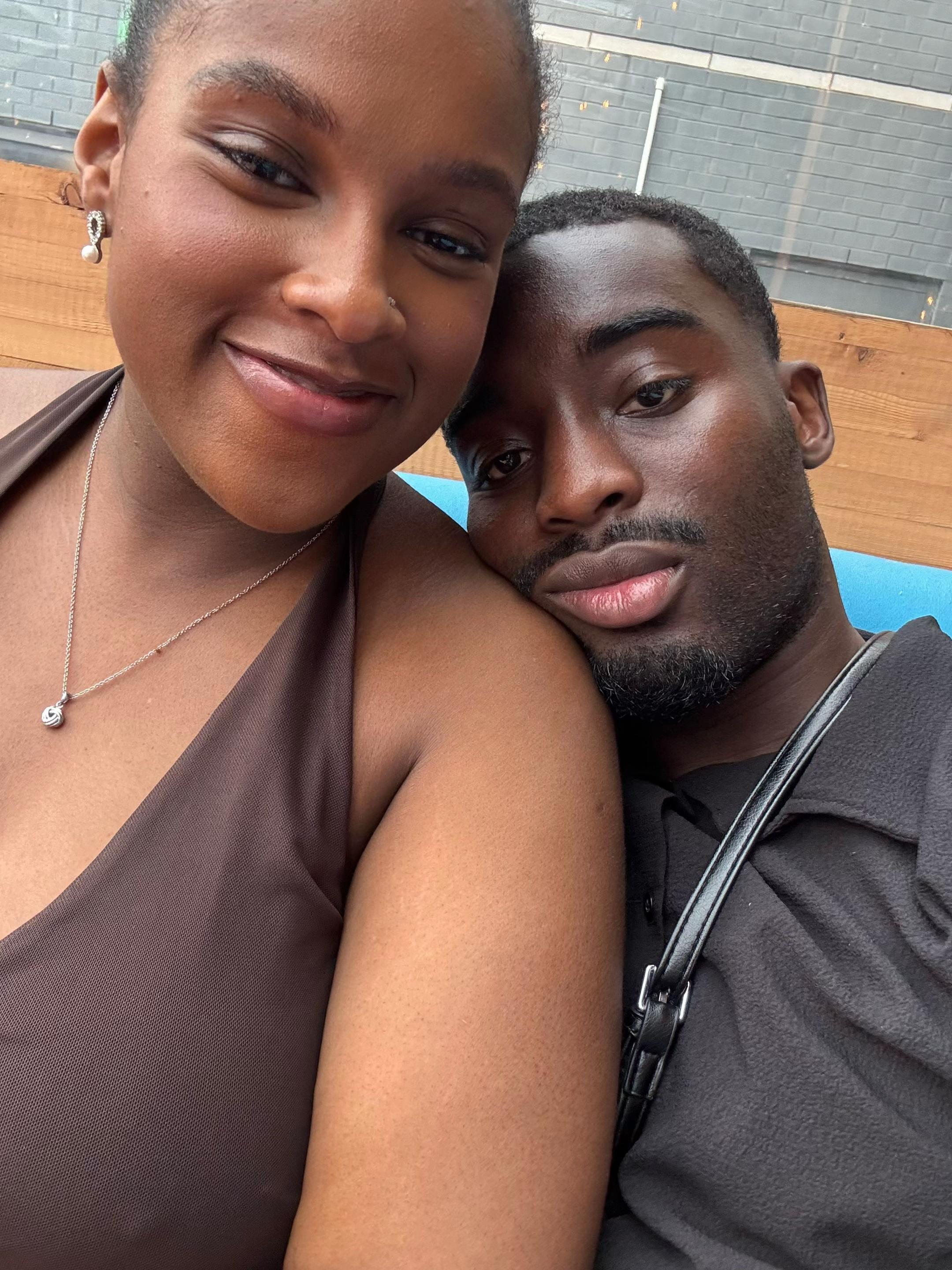 @🧑🏿&zwj;🦱👧🏾
