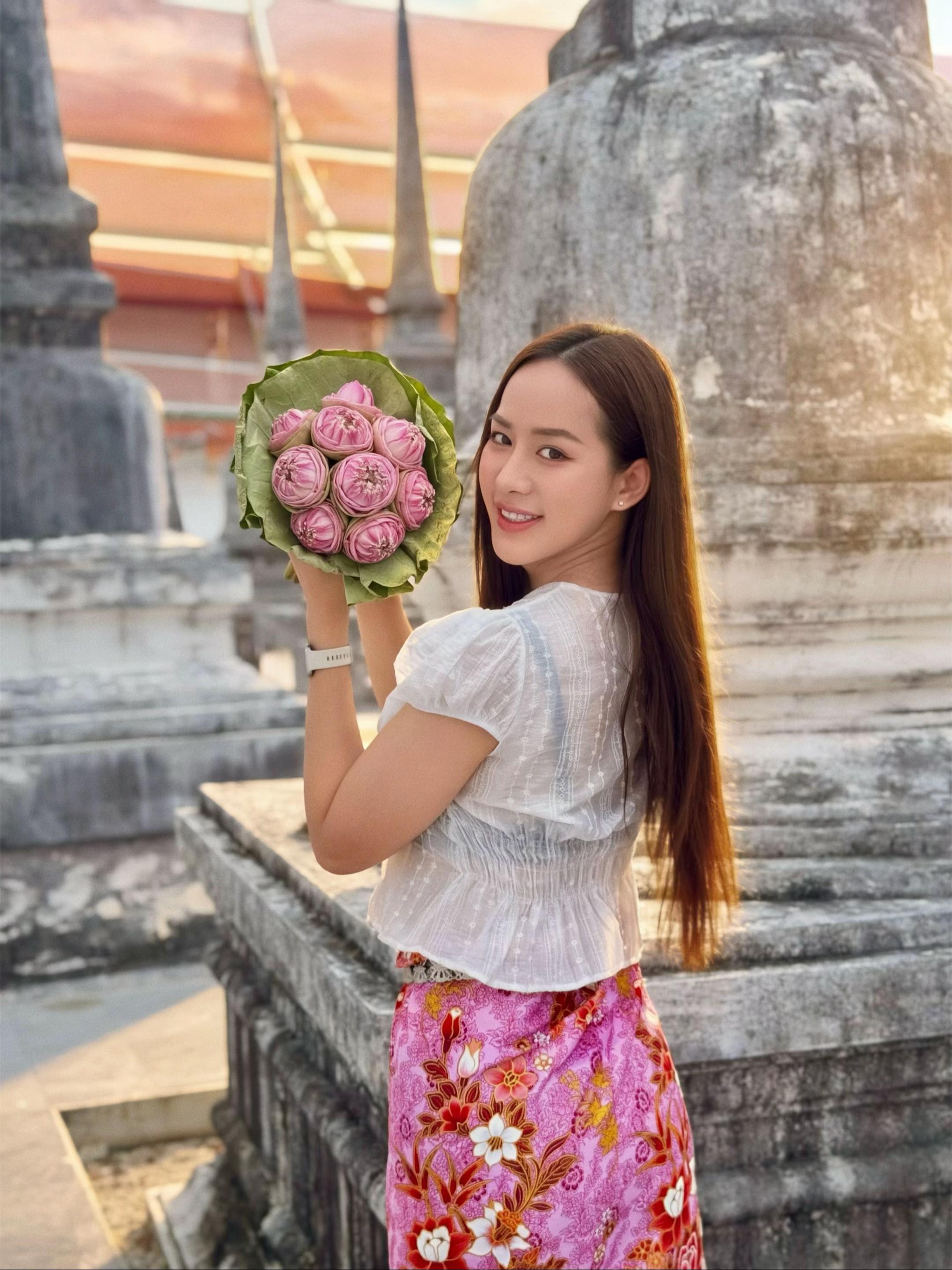 @ครูพี่ปอยที่เป็นนางงามอ่ะ