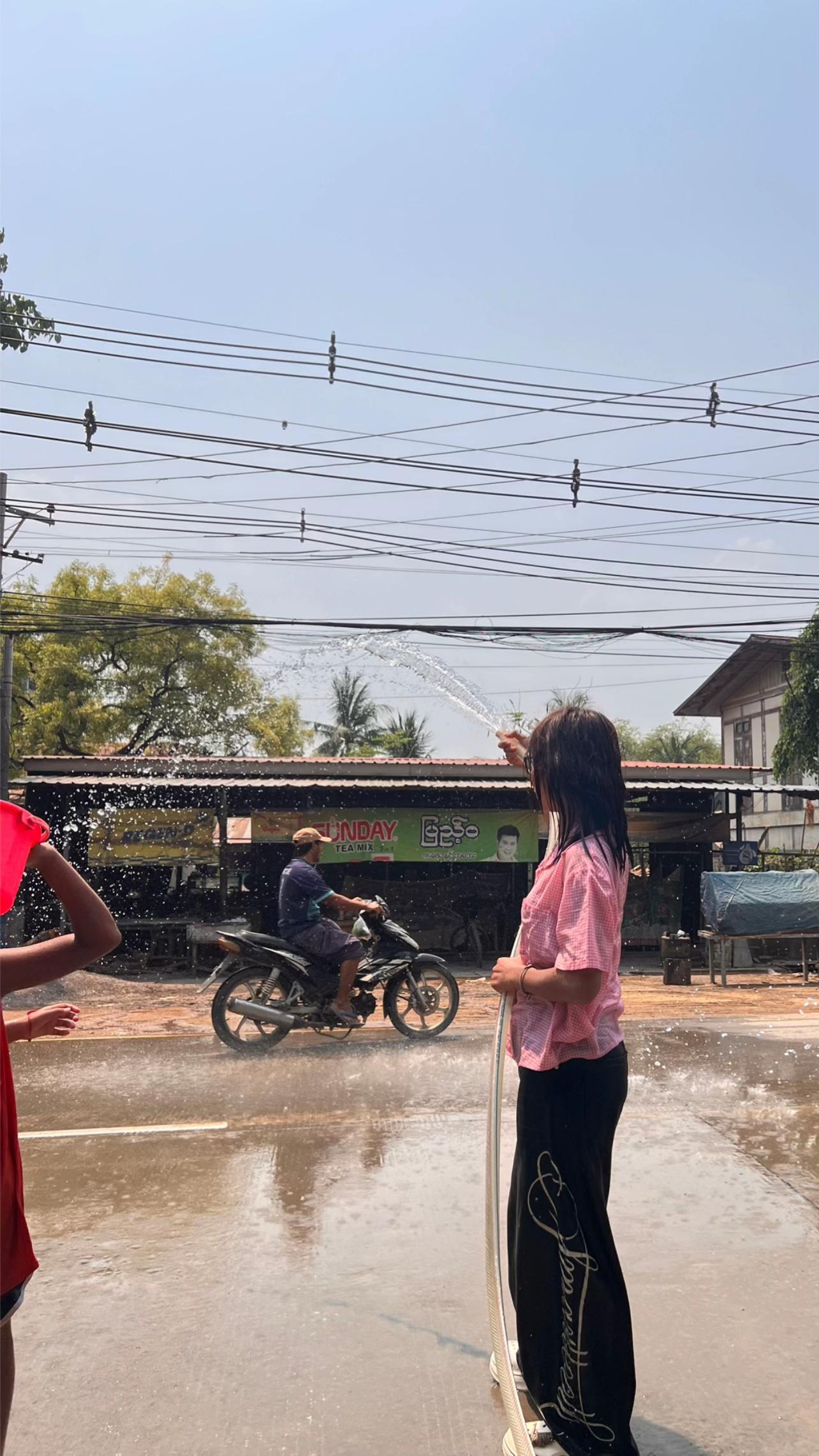 @Yoon Wa Di Hlaing - ရှလွတ်