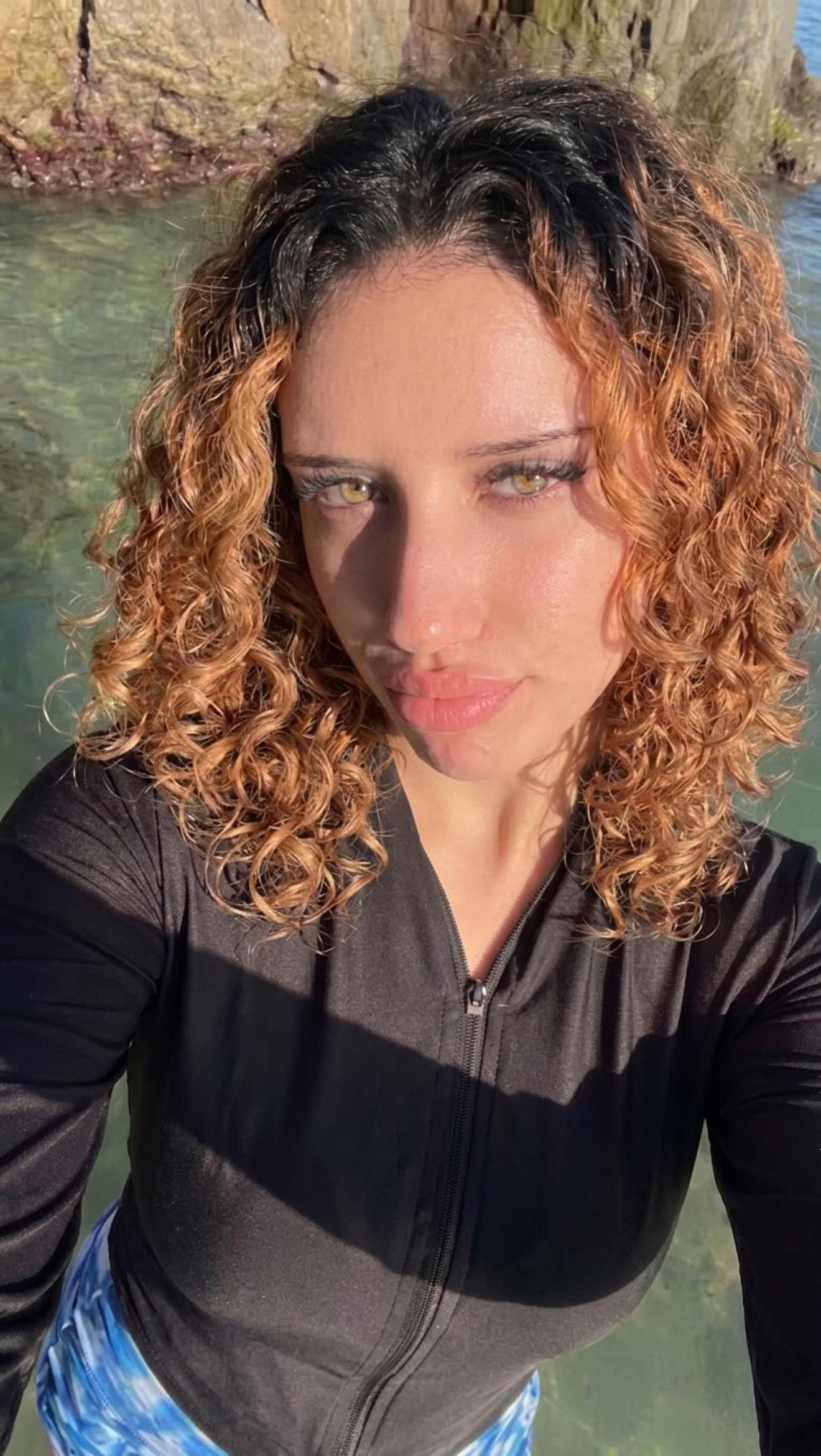 @👩🏻🦱