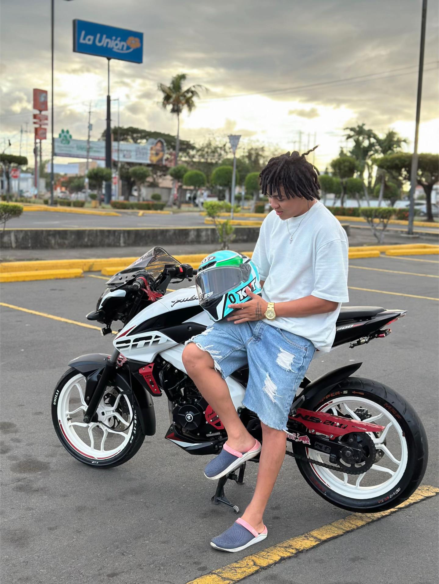 @L U I S ⋆