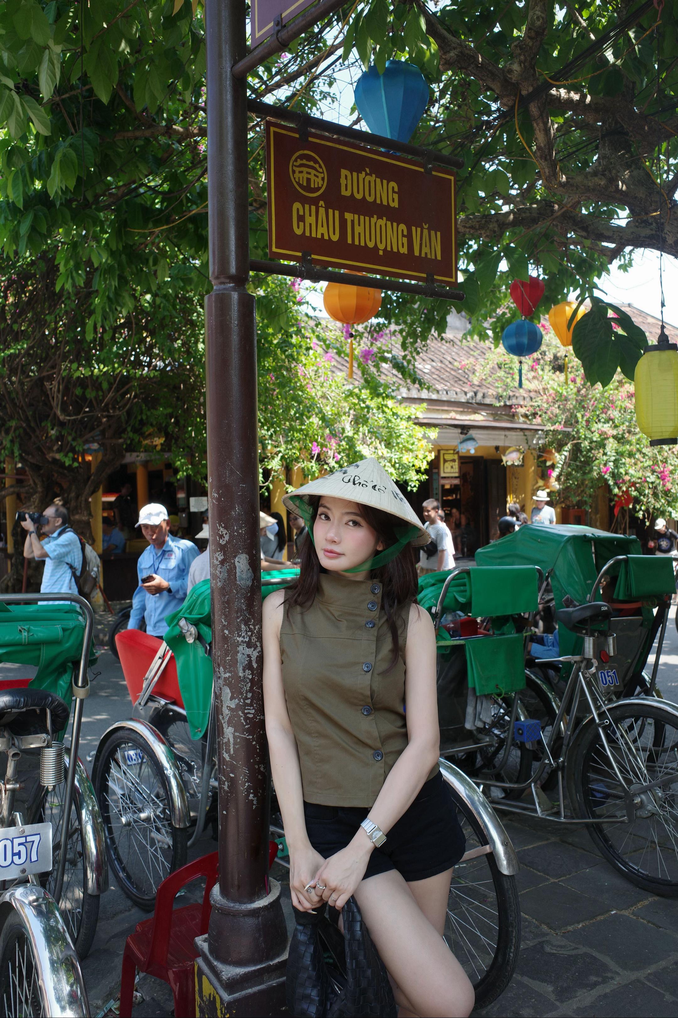 @Uy&ecirc;n Fang