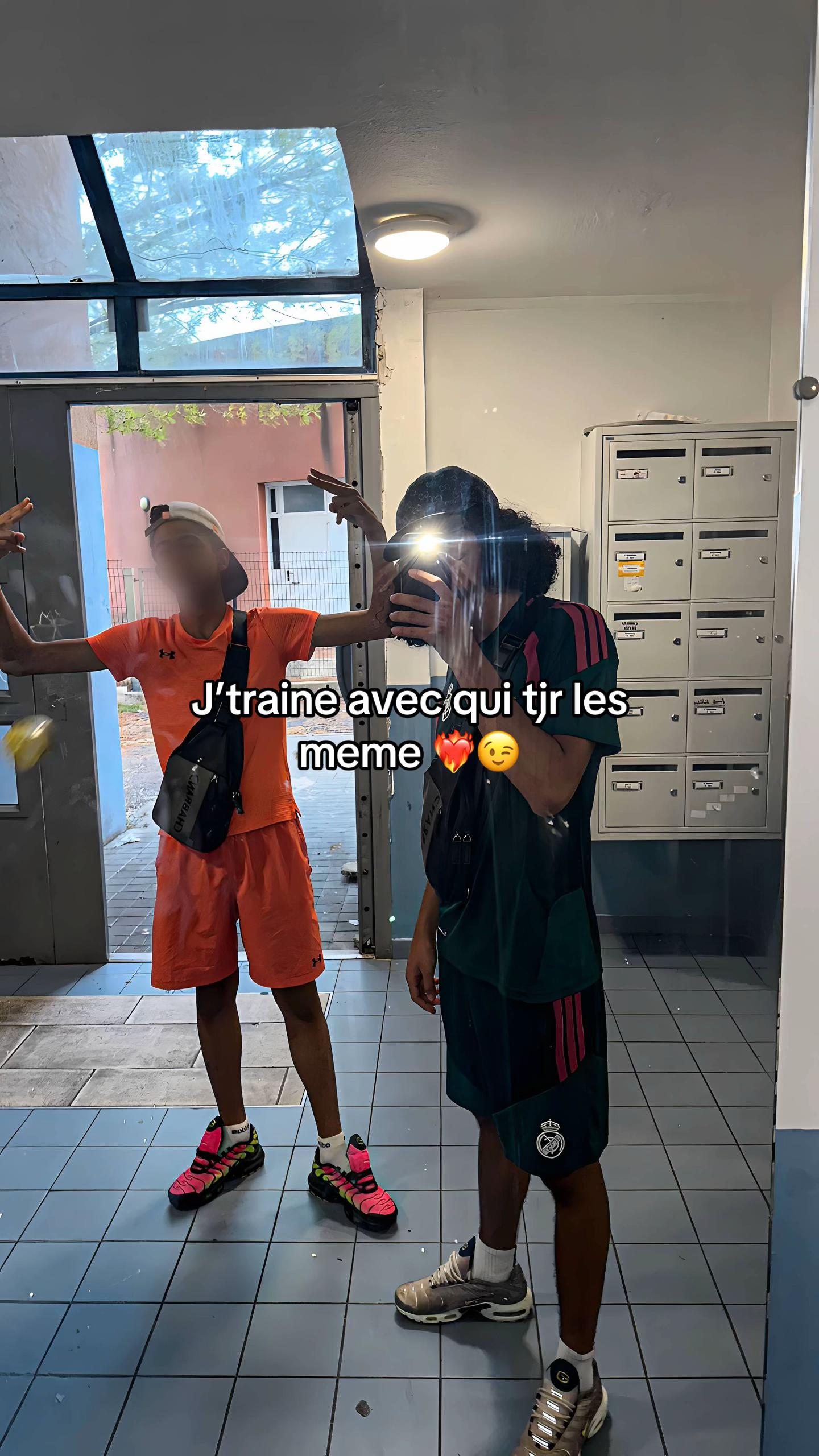 @👤