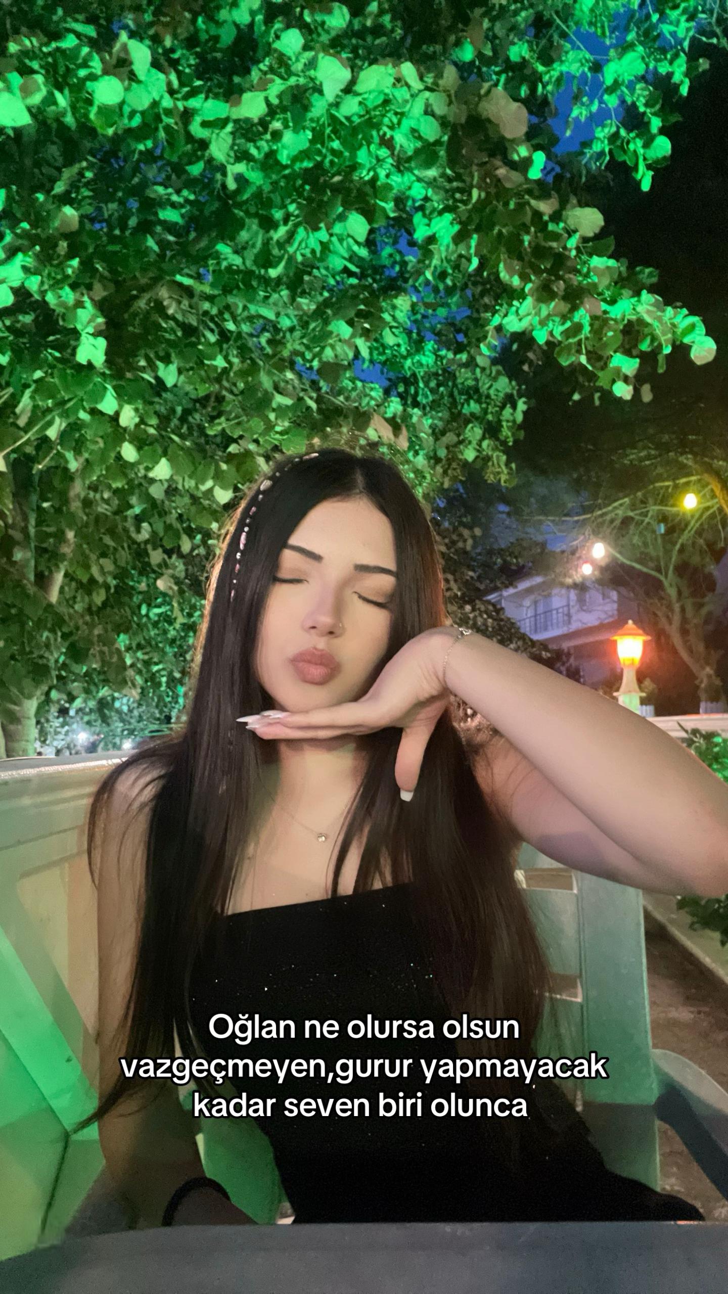 @𝒯